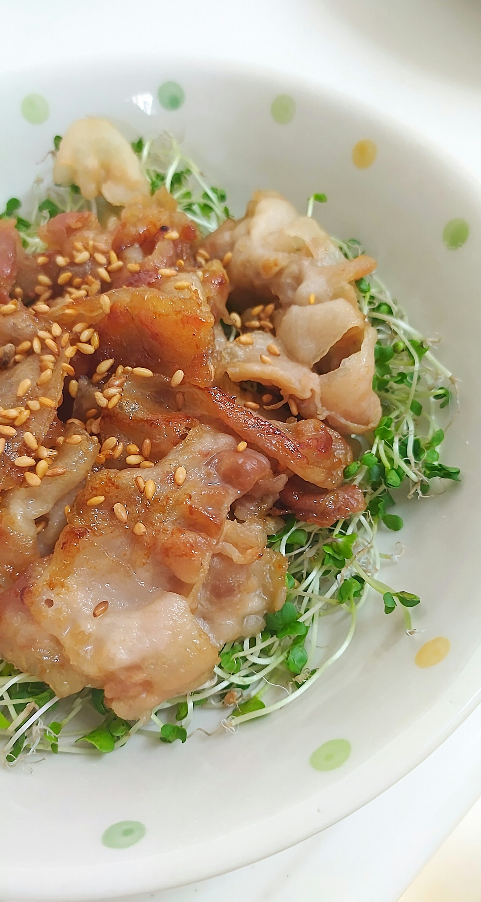 Tazón de pollo y verduras con semillas de sésamo