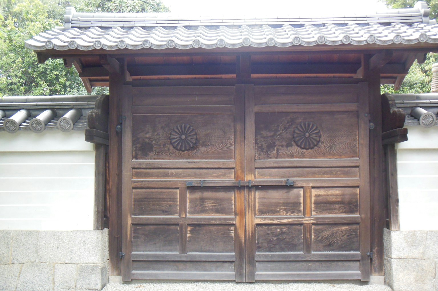 Traditionelles Holztor mit Steinmauer in der japanischen Architektur
