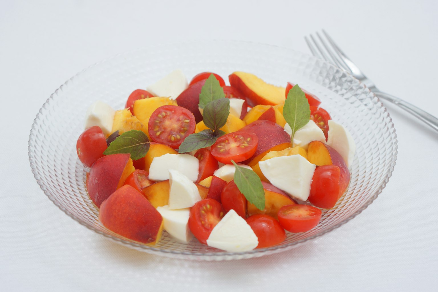 Salad buah dan keju mozzarella yang berwarna-warni