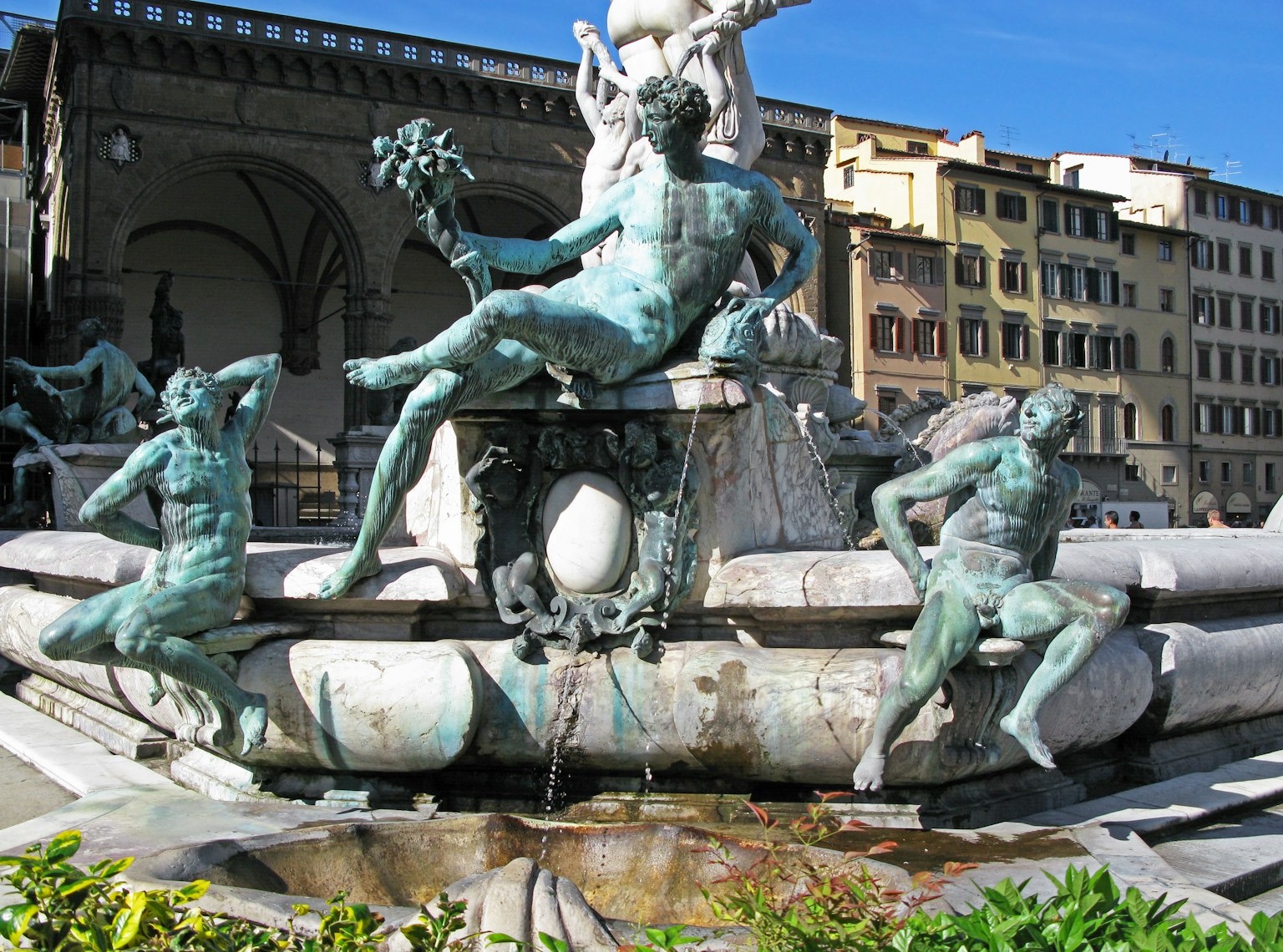 Sculture mitologiche sedute a una bella fontana a Firenze