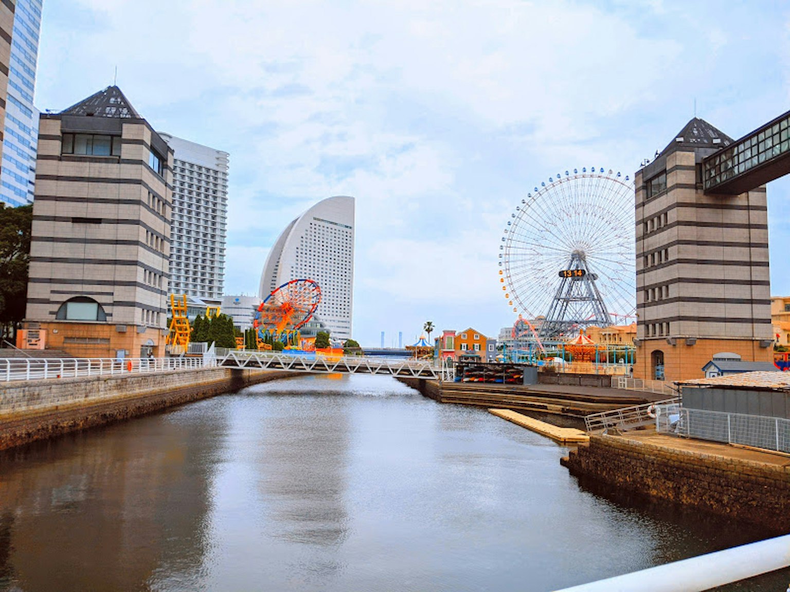 Stadtansicht mit Wassergebäuden und einem Riesenrad in Yokohama