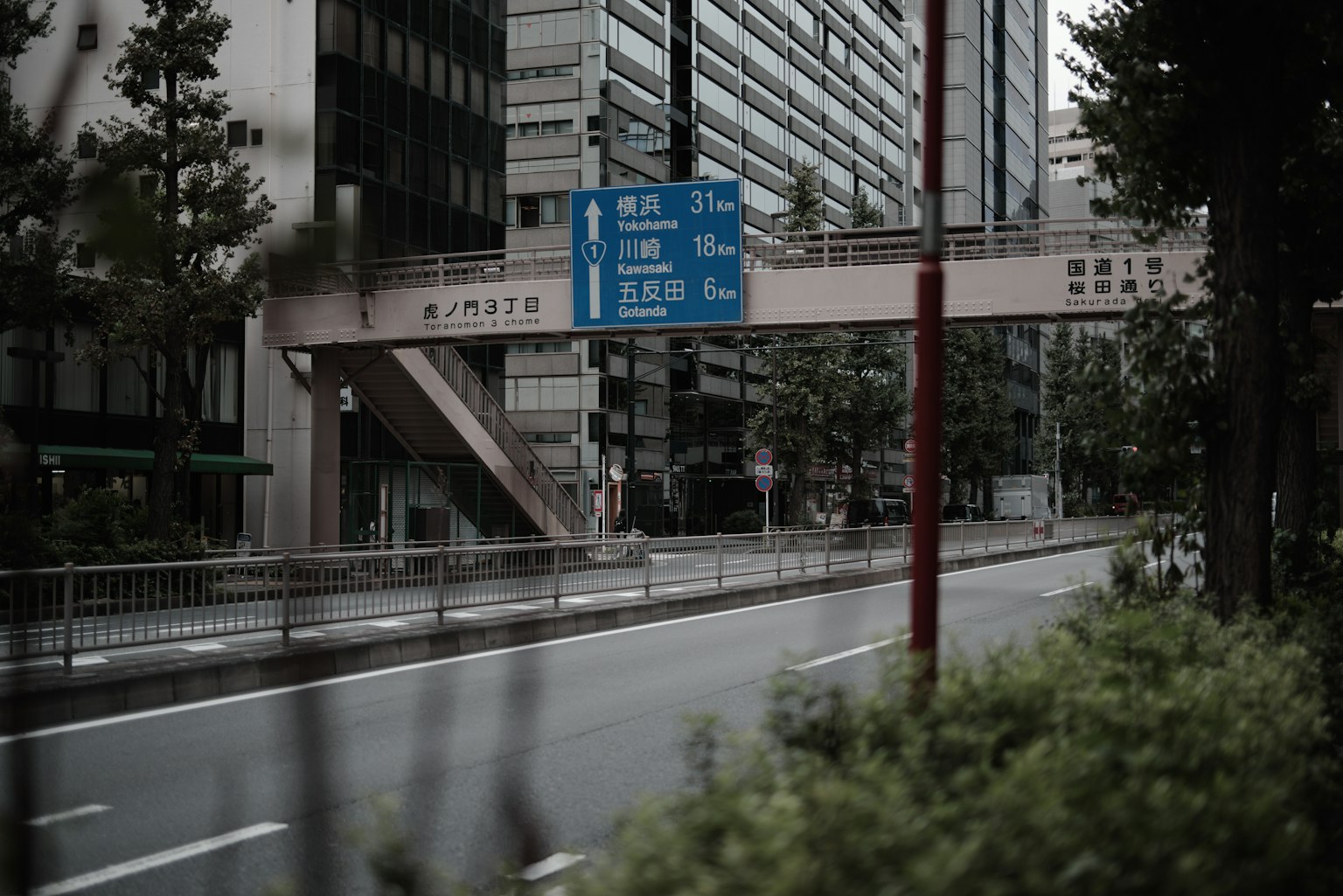 Rue tranquille de la ville avec des panneaux de circulation et des bâtiments
