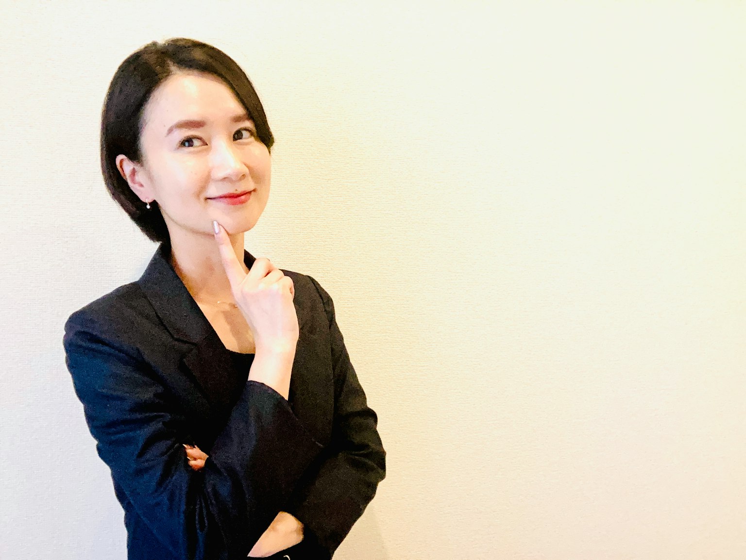 Người phụ nữ doanh nhân suy tư mặc áo khoác đen
