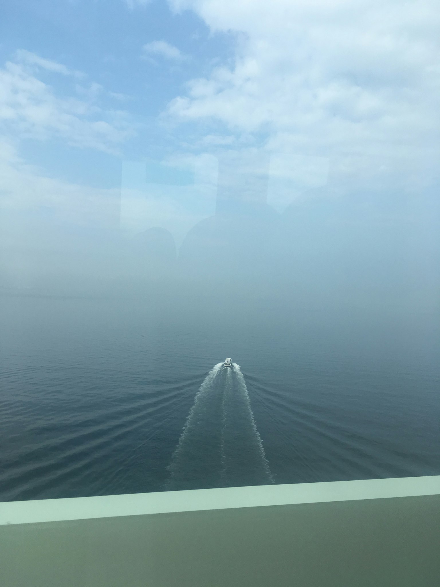 Boot, das durch den Nebel fährt, mit Blick auf ruhiges Meer