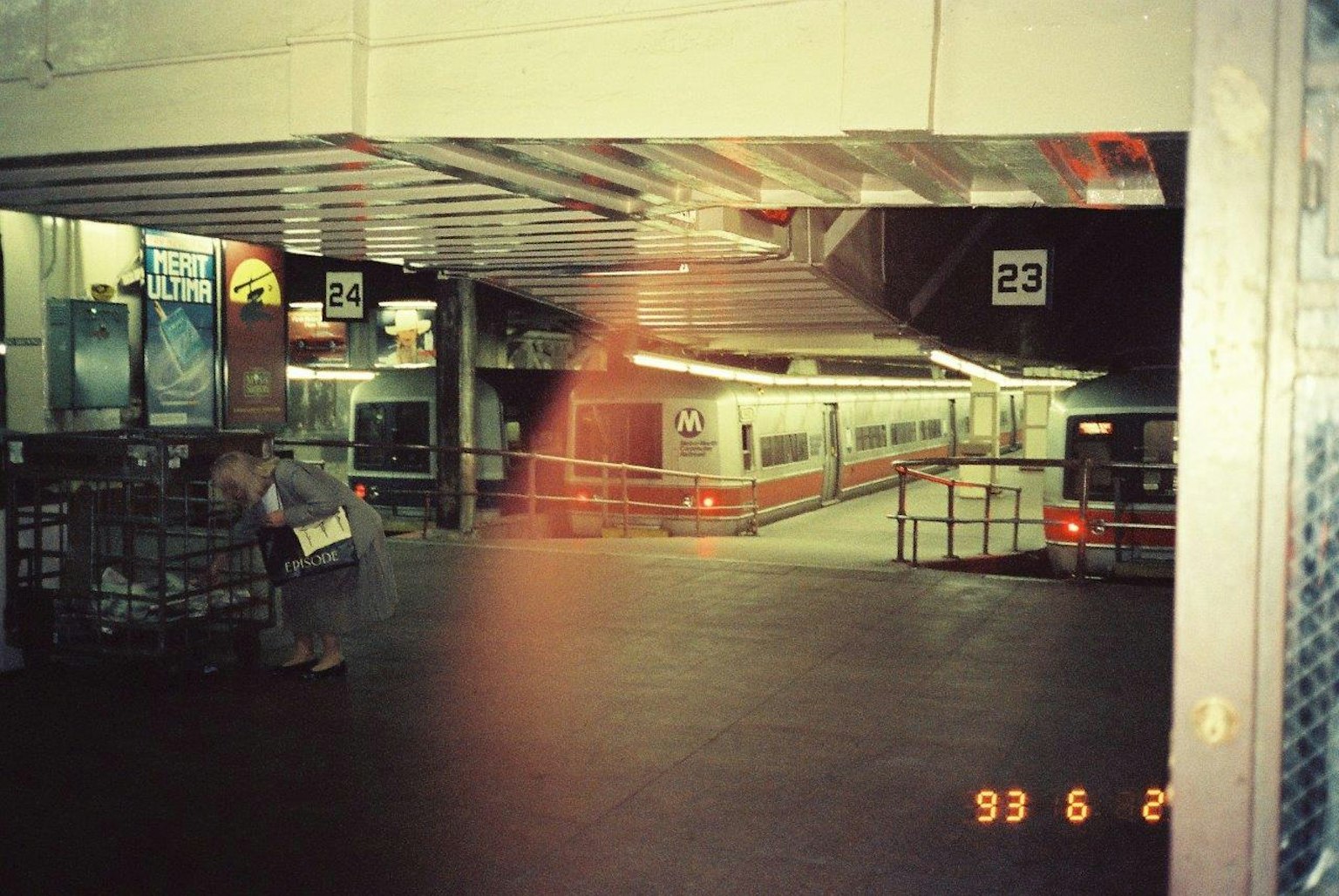 Scena di piattaforma con un treno fermo e persone in una stazione ferroviaria