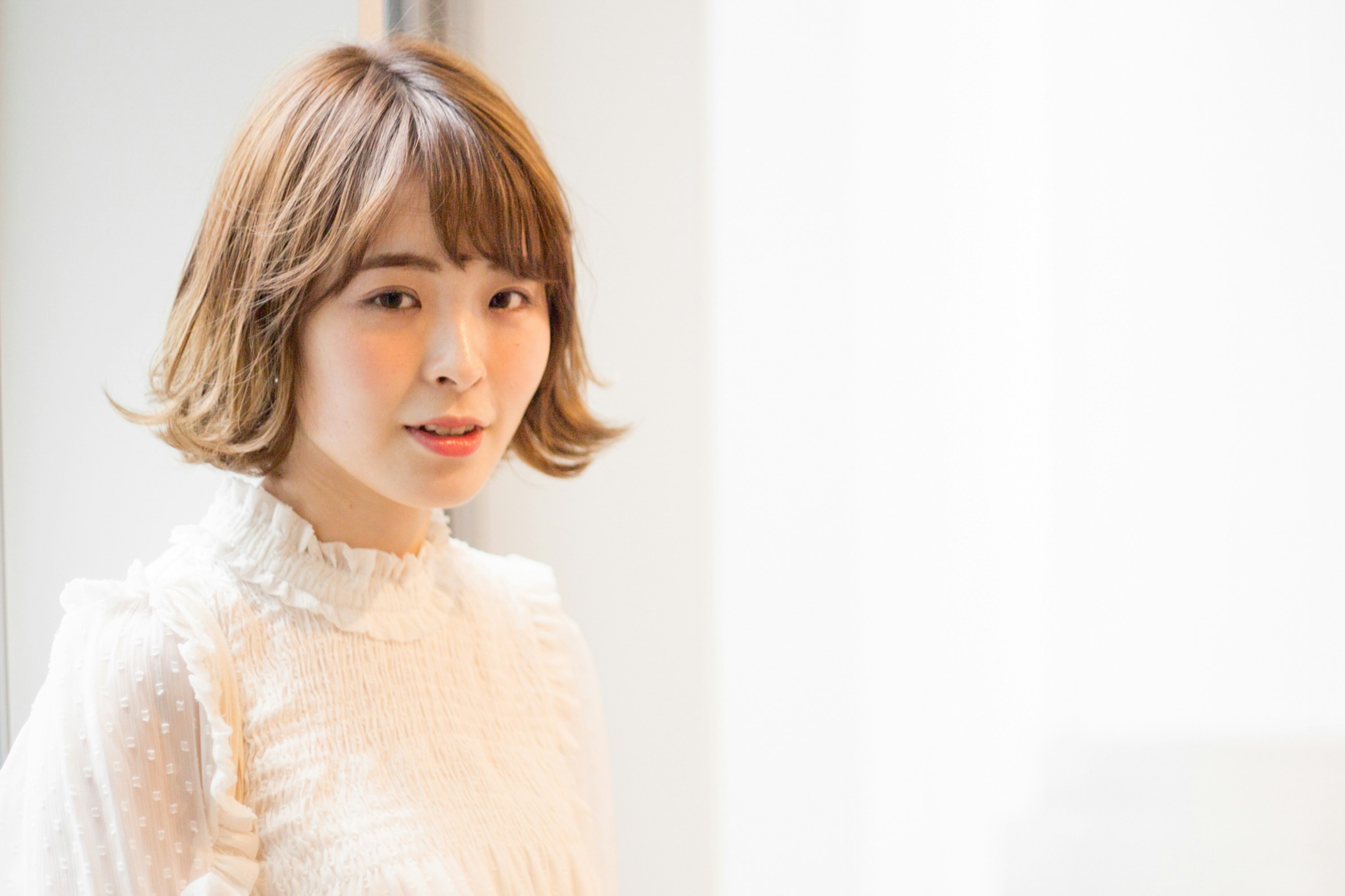 흰 배경의 부드러운 단발 머리 여성 초상