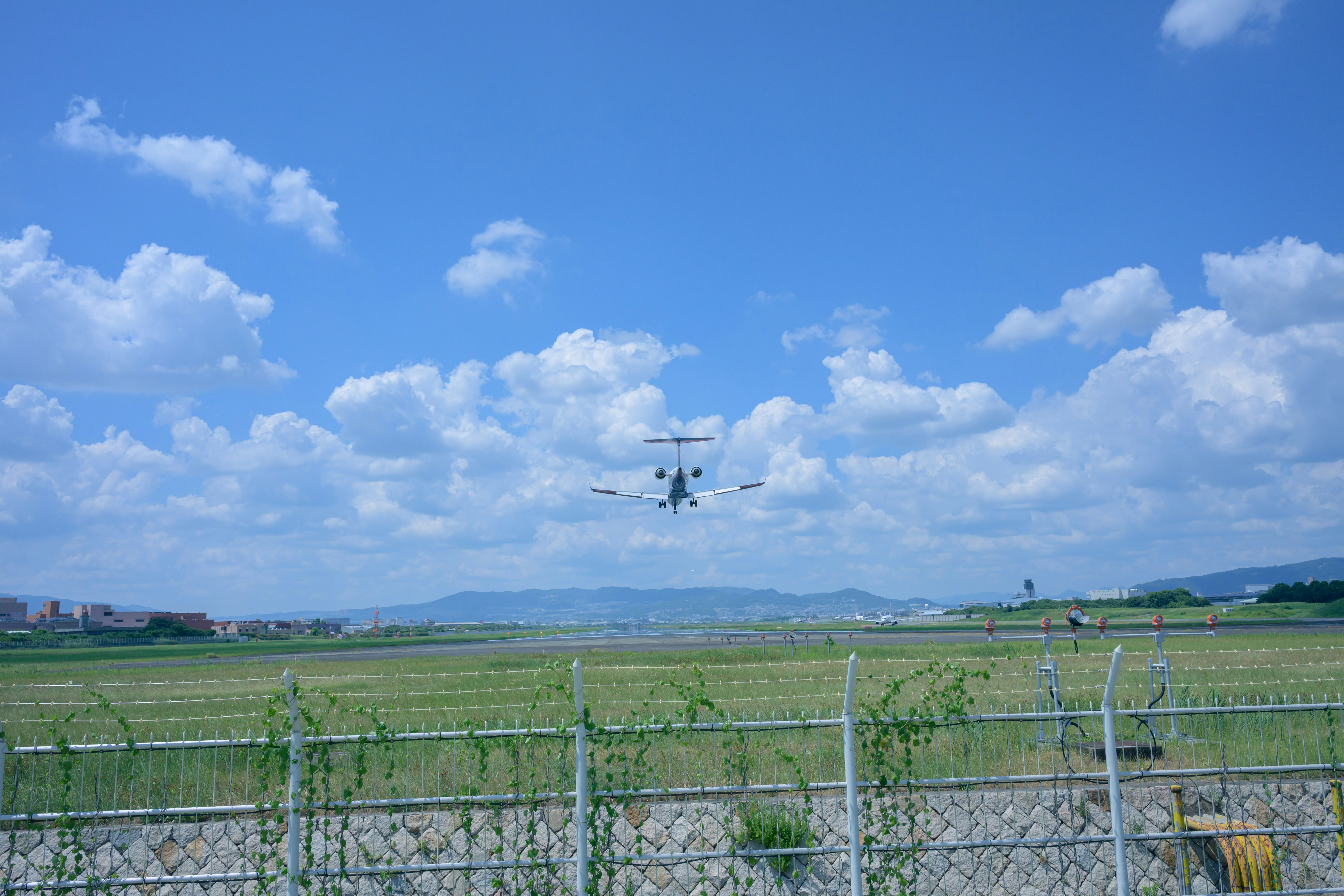 flugzeug über landwirtschaftlichen feldern
