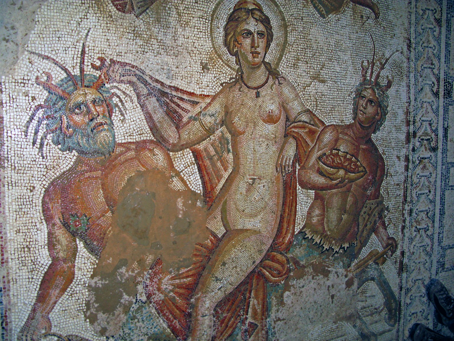 古代马赛克描绘的神话场景,女性被两名男性围绕