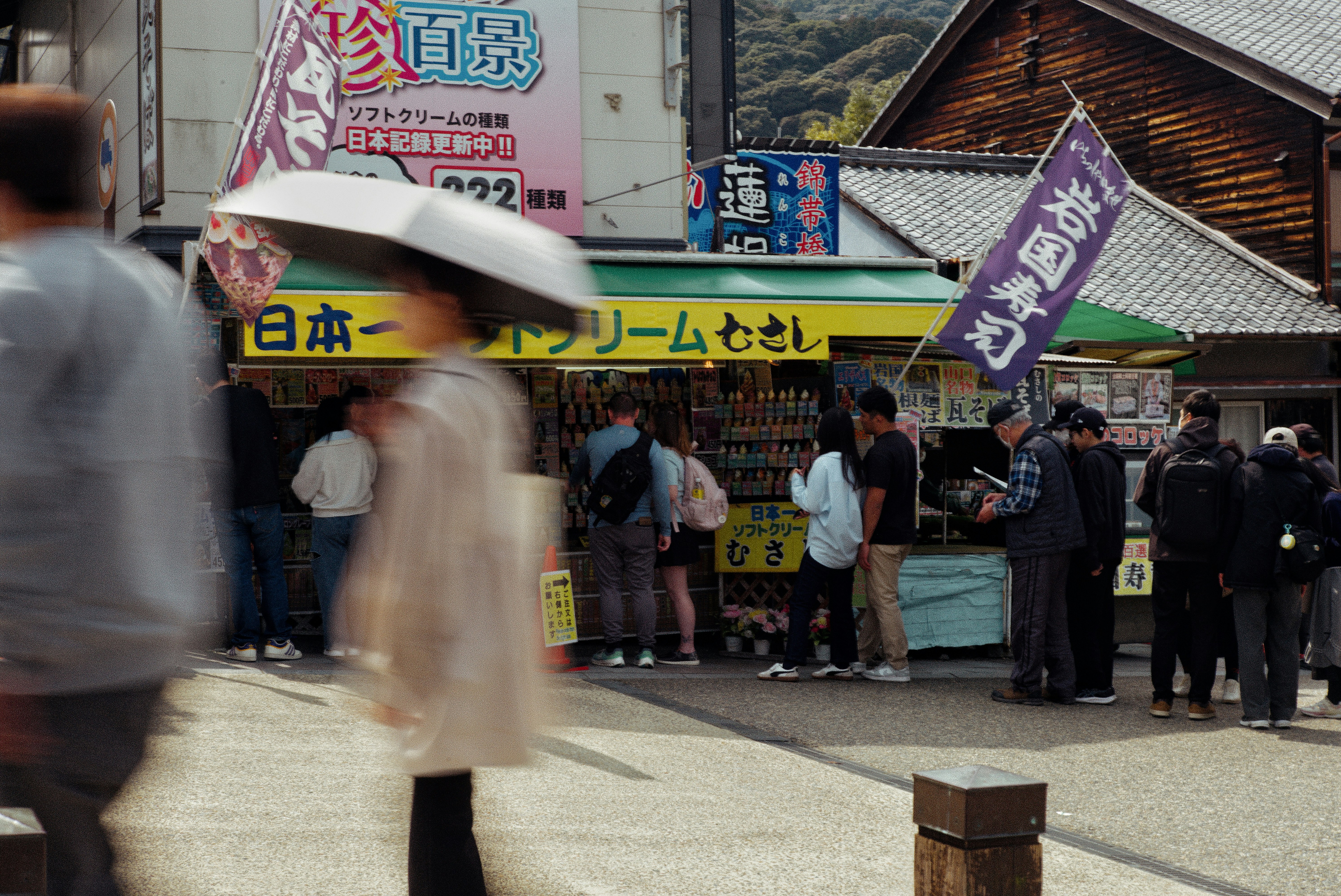 錦帯橋周辺の屋台が並ぶ観光エリアの行列