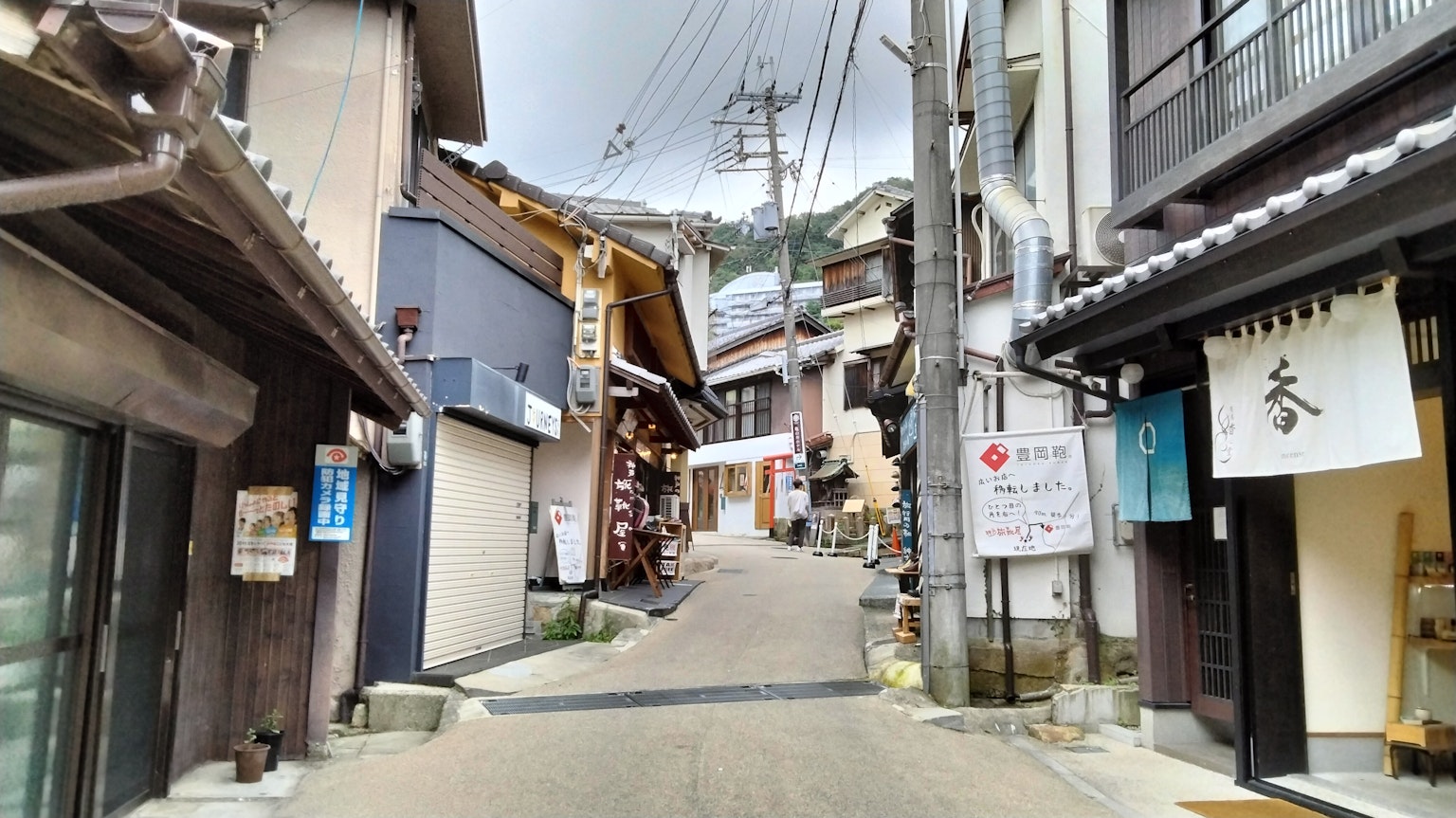 安静的街道场景，传统建筑和商店