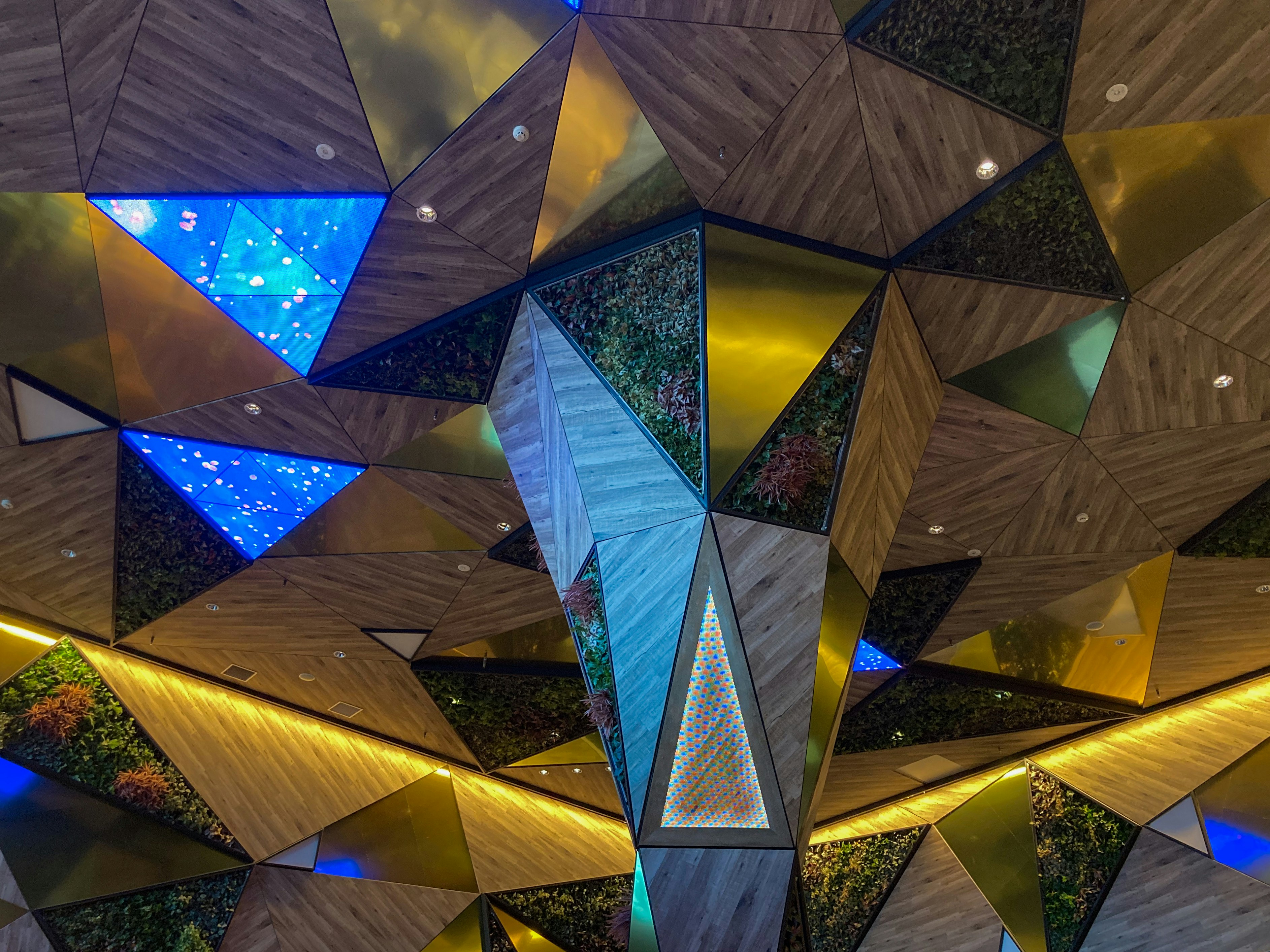 instalación de luces geométricas en el techo