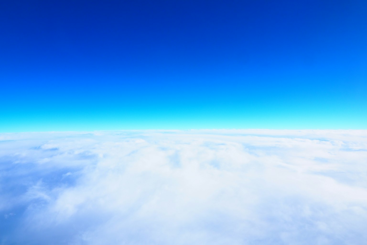 Langit biru luas dengan awan putih berbulu