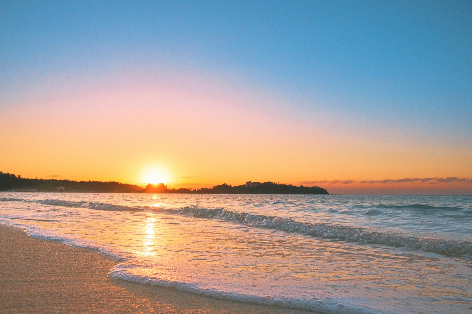 Magnifique coucher de soleil sur l'océan avec des vagues douces