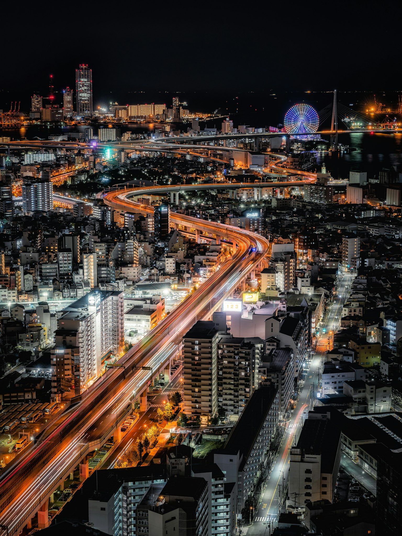 夜景城市景觀與照亮的蜿蜒道路