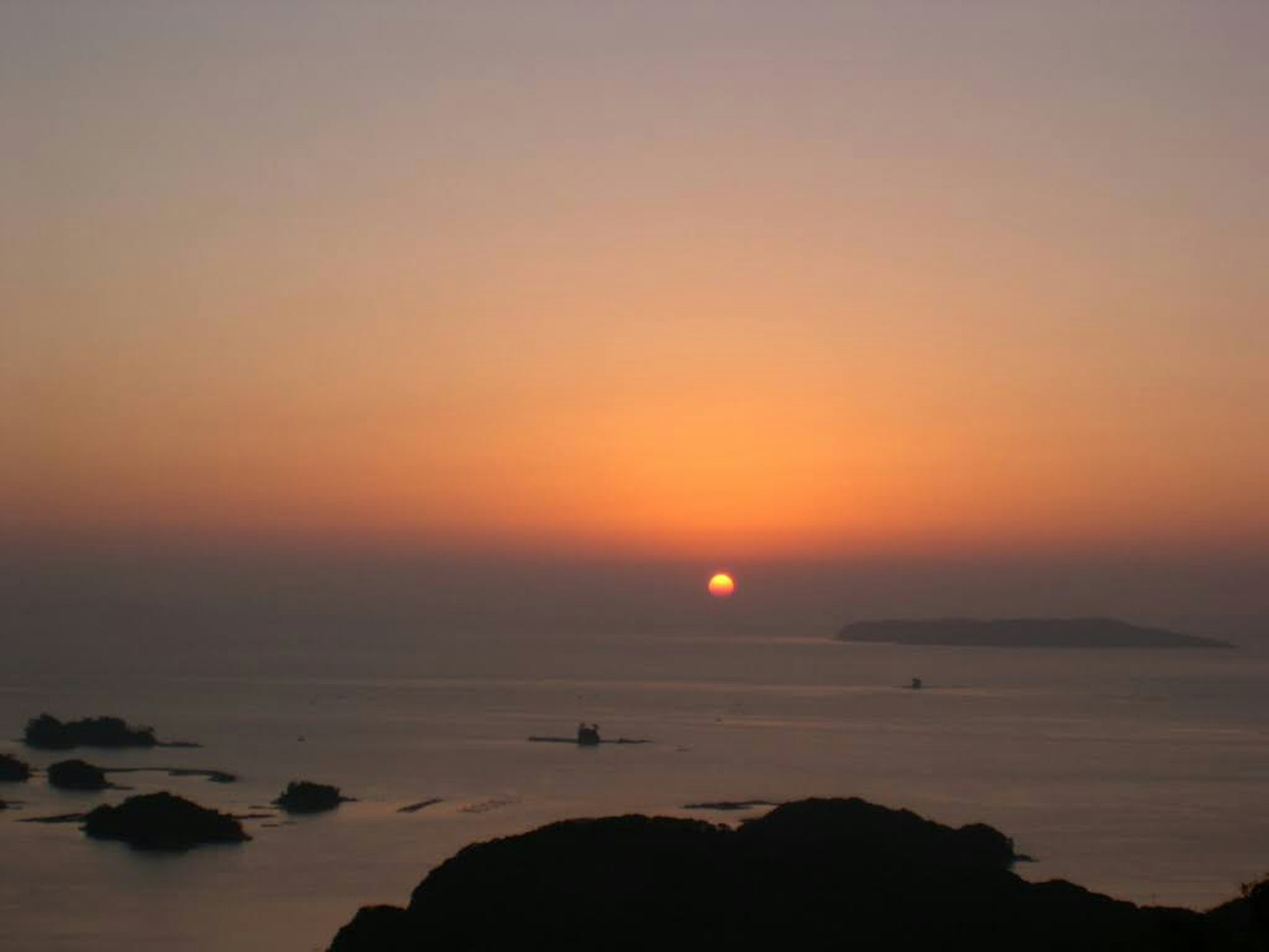 Schöner Sonnenuntergang über dem Ozean mit sichtbaren Inseln