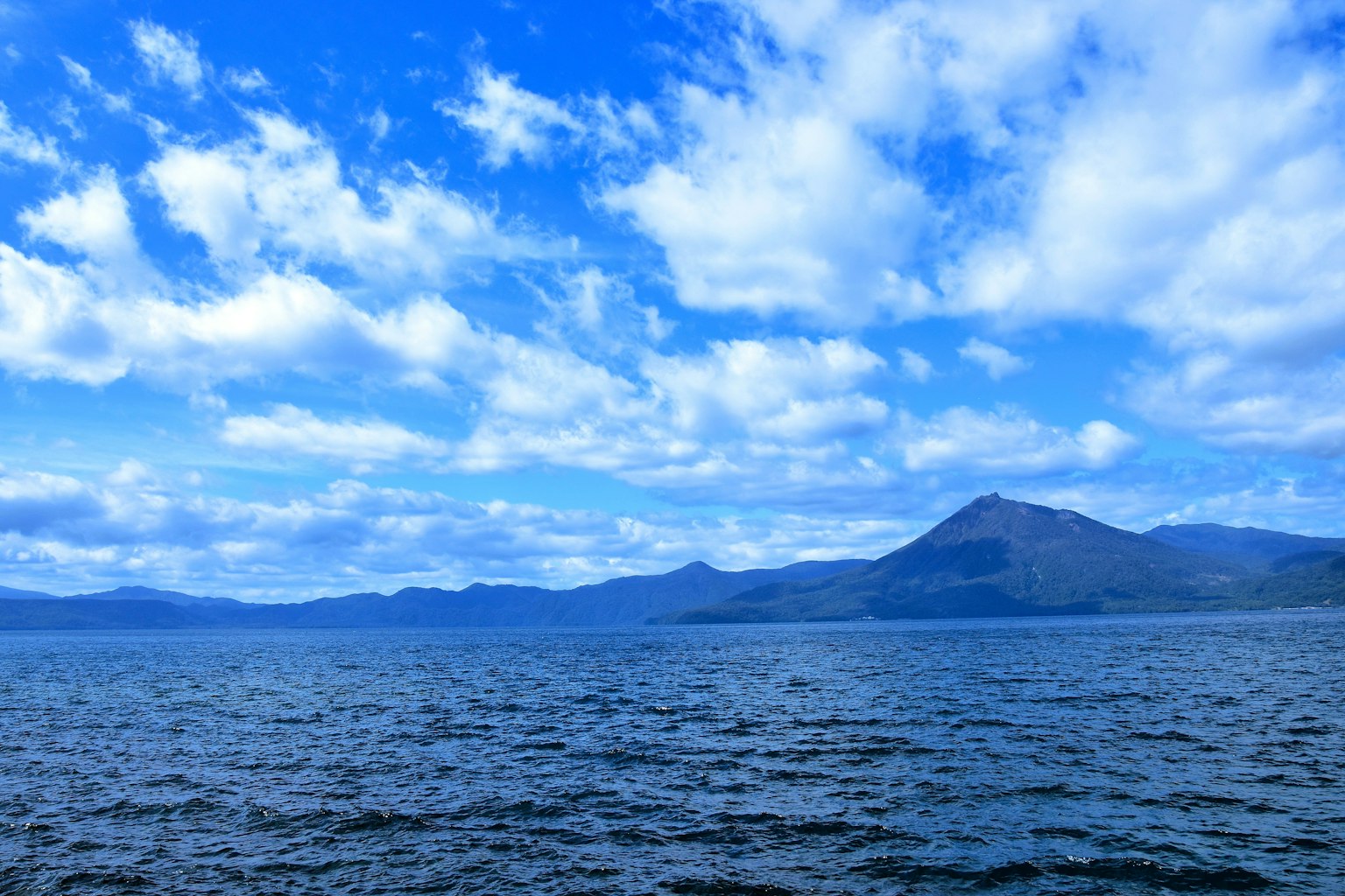 Vue magnifique du lac avec ciel bleu et nuages