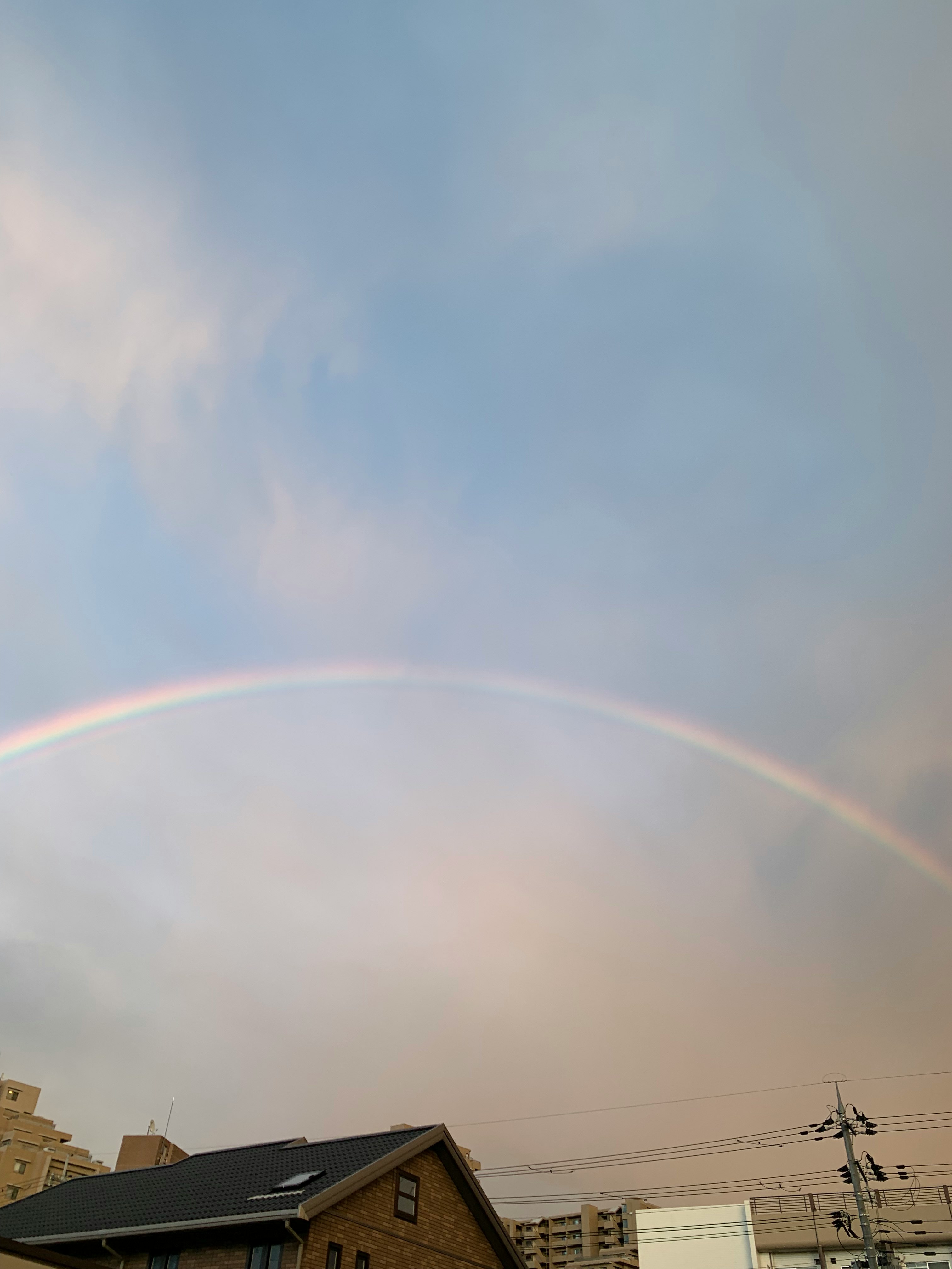 arcobaleno sopra le nuvole sopra un quartiere residenziale