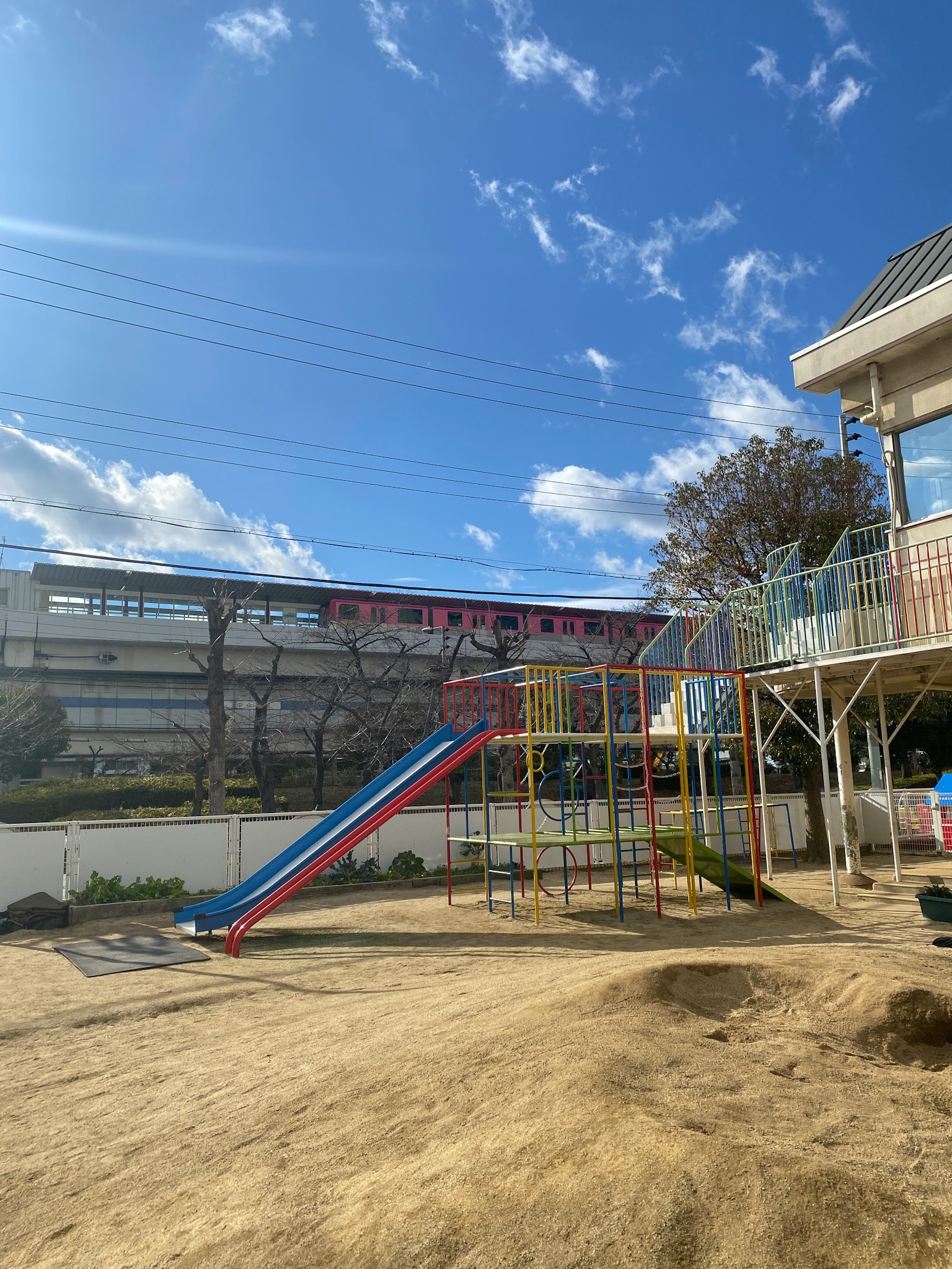 Parco giochi con scivolo e cielo blu
