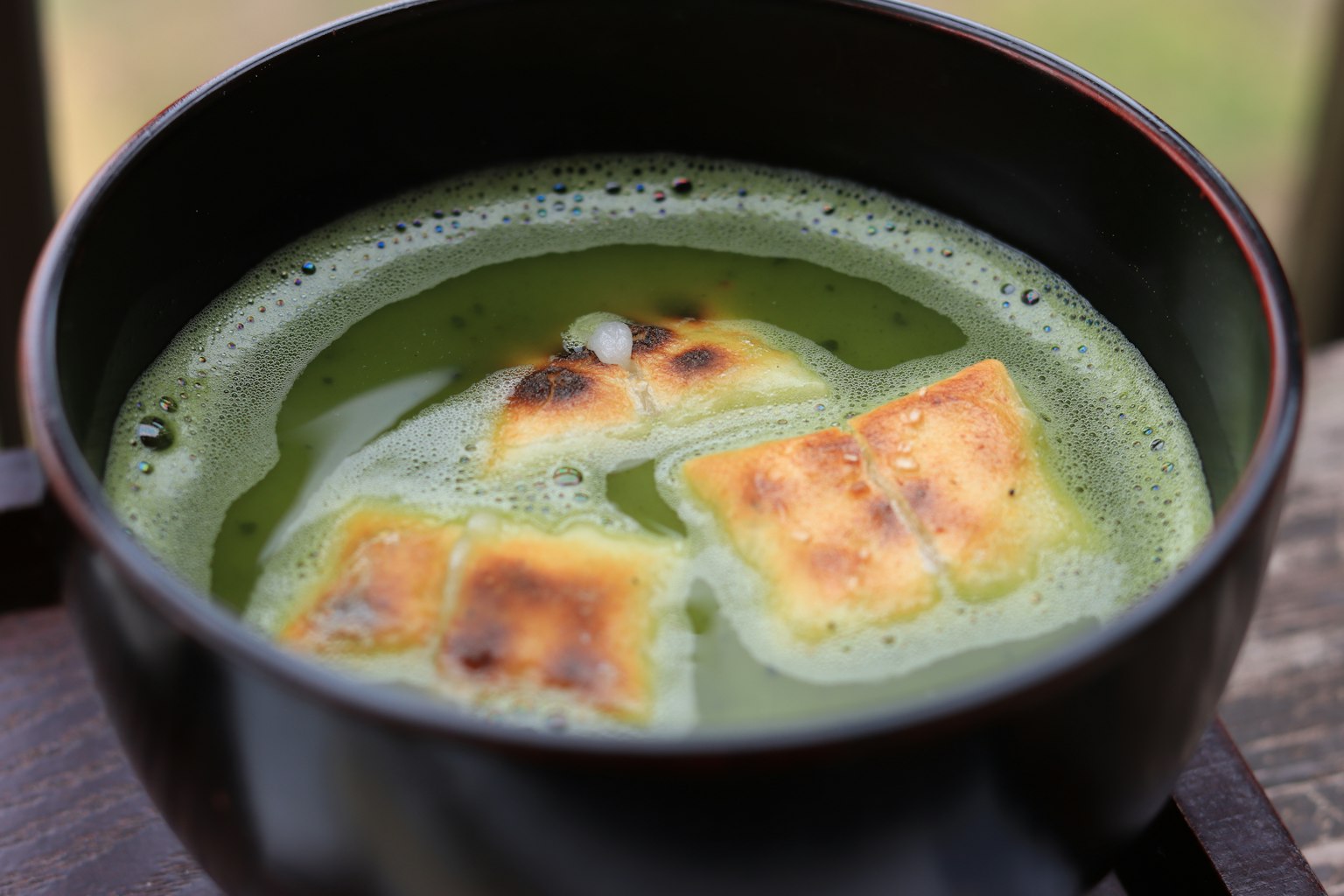 Bol de thé vert avec du mochi grillé