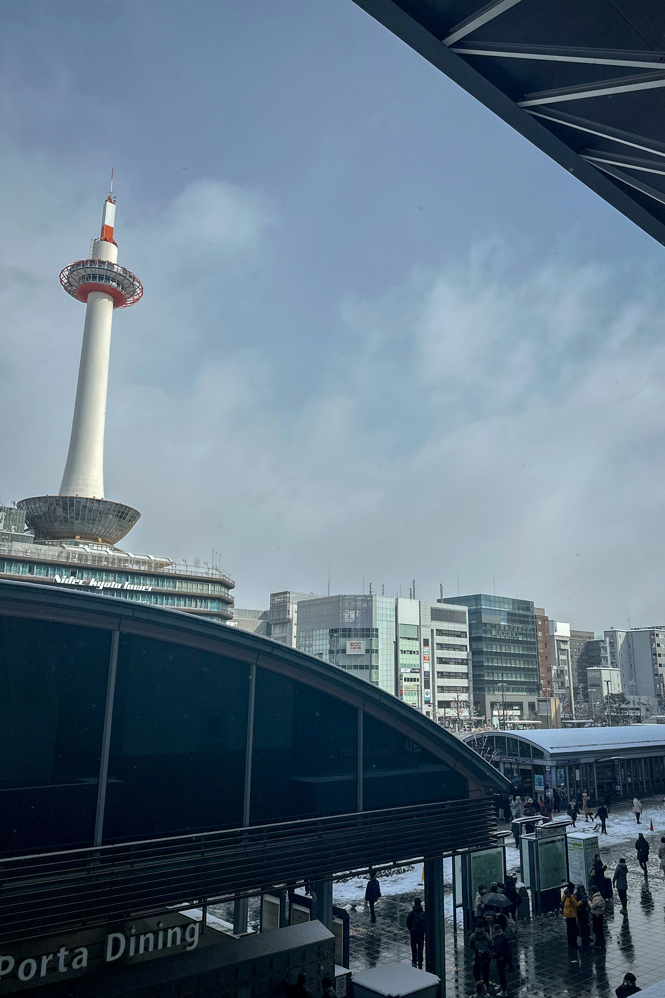 滨水的室外通道与观景塔的车站景象