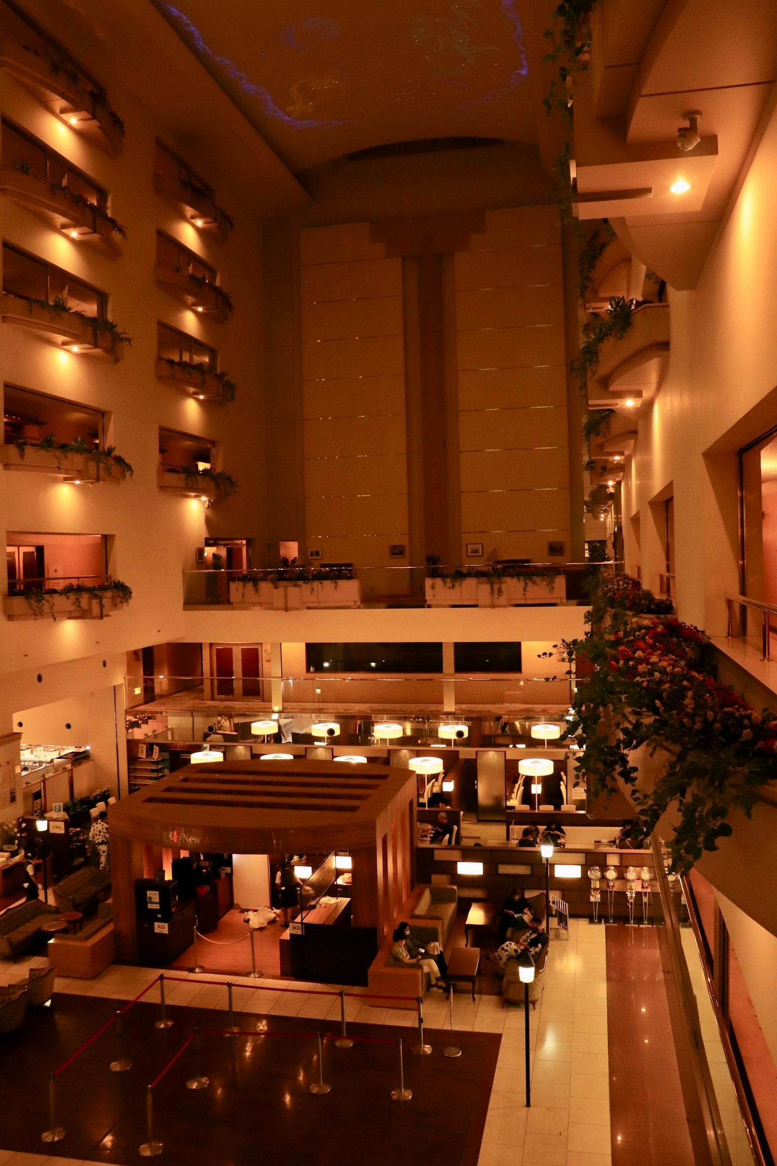 Interno di un lobby di hotel di lusso Atmosfera calda con illuminazione serale Arredato con piante e mobili