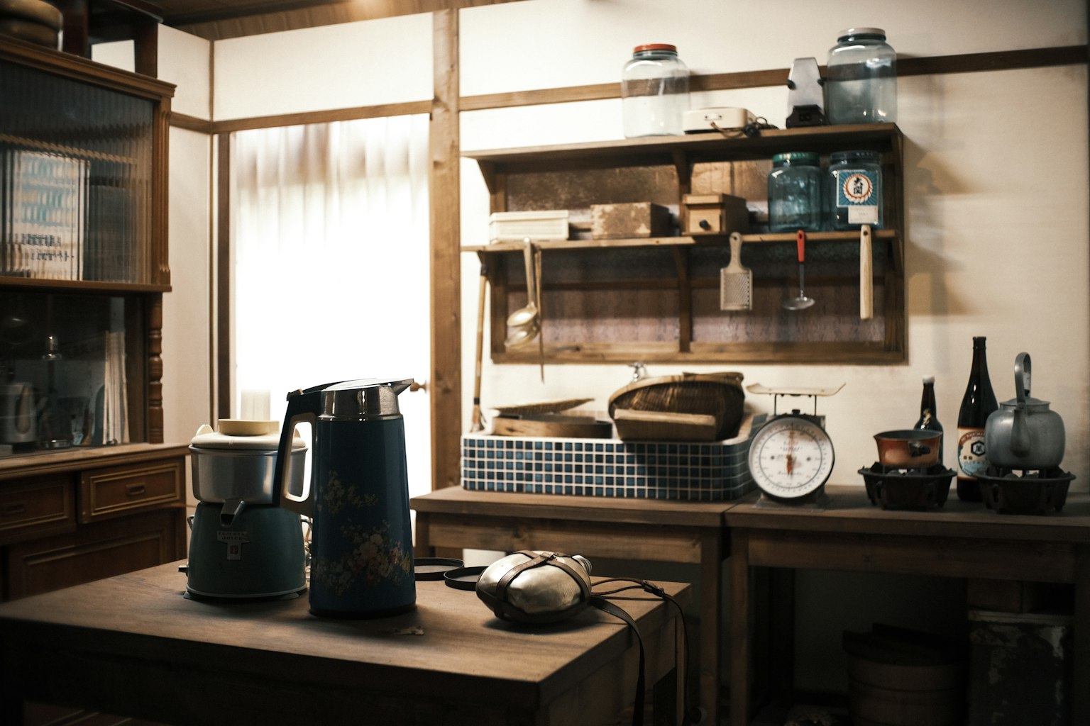 復古廚房內飾 木製架子 藍色電水壺 古董廚具
