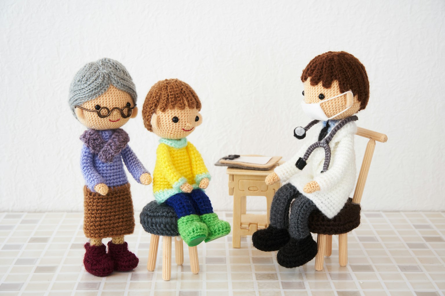 Búp bê đan móc của bác sĩ và bệnh nhân trong cảnh tư vấn