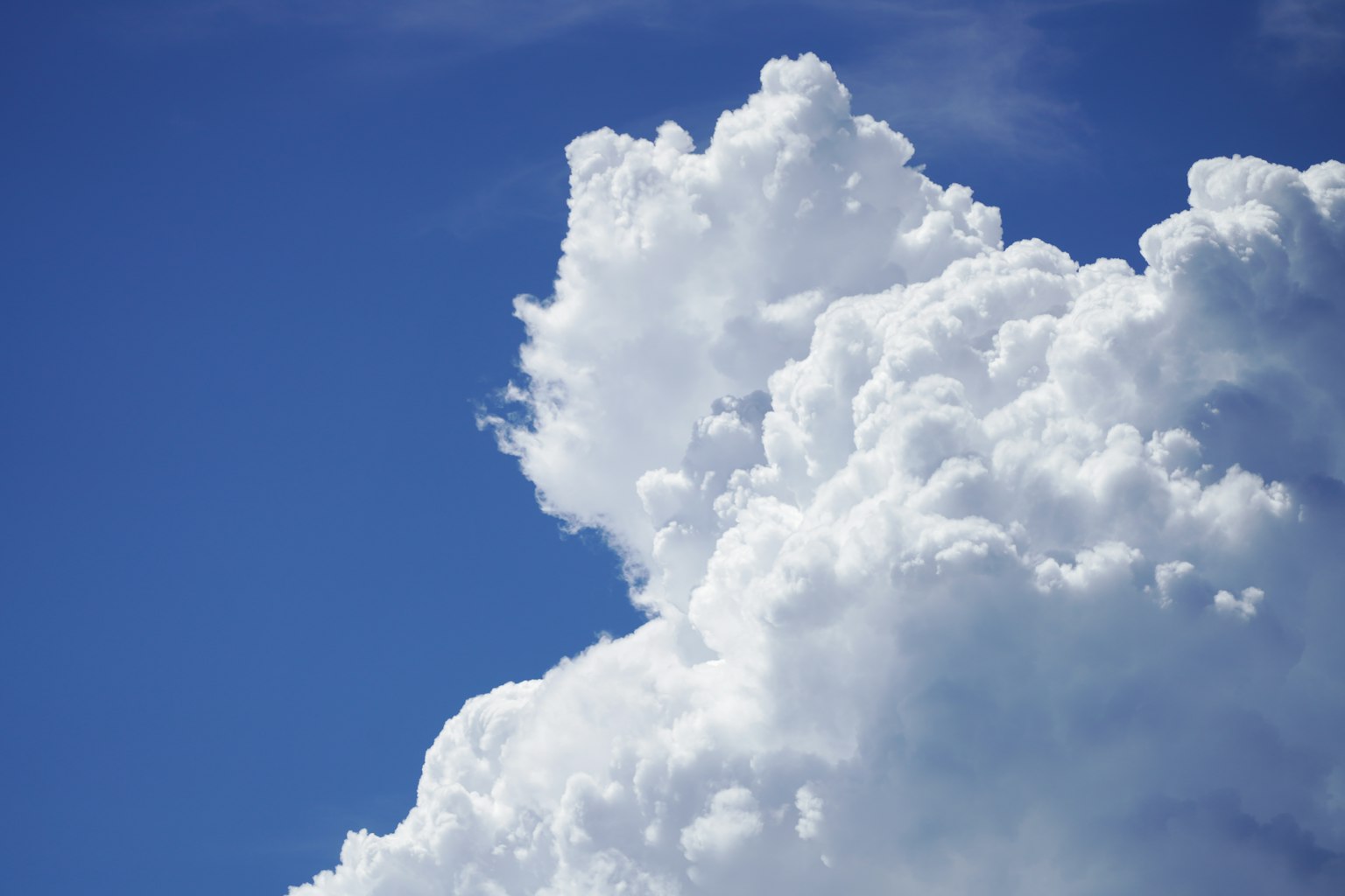 Grandi nuvole bianche soffici contro un cielo blu chiaro