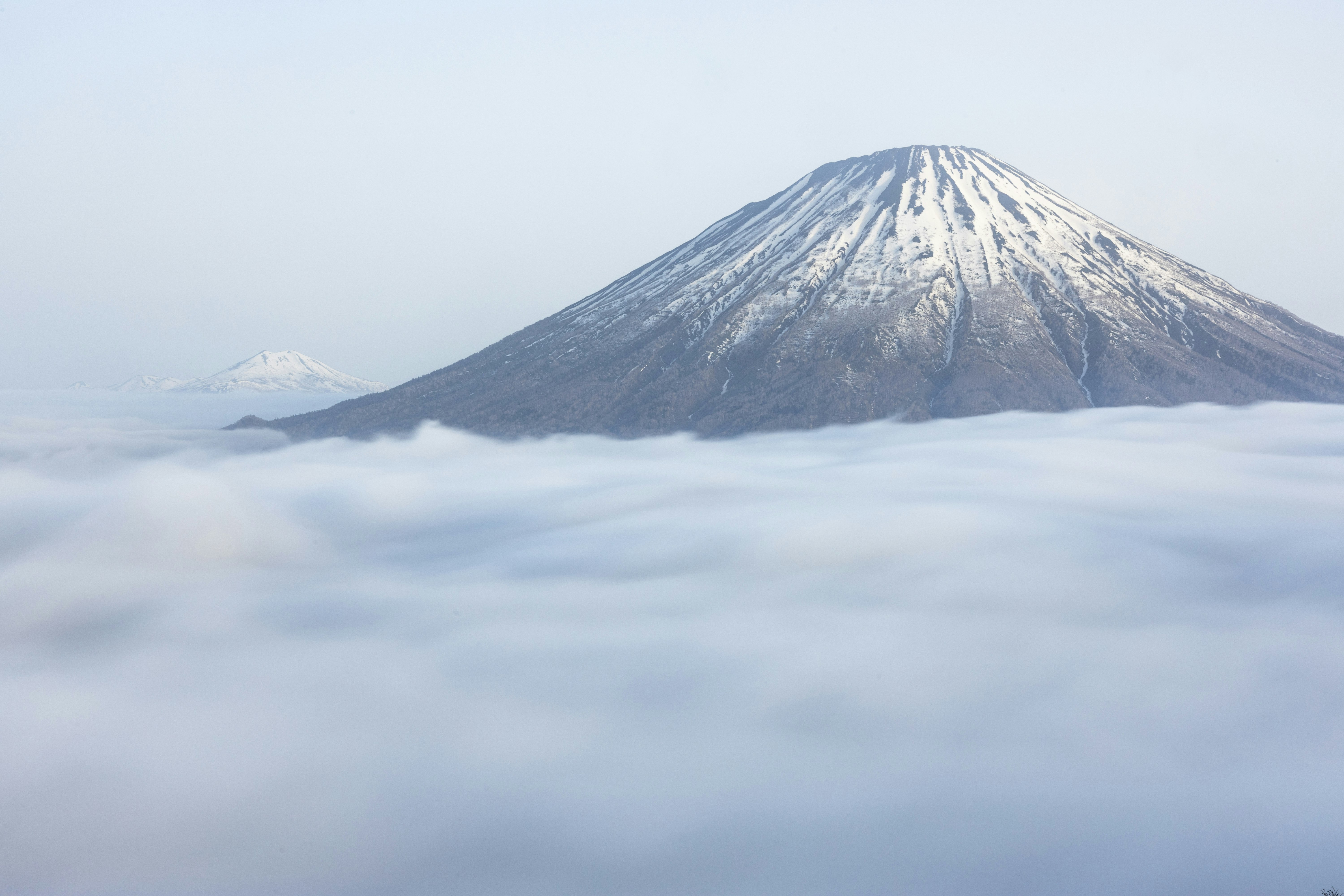 雲海の中にそびえる山と火山の稜線