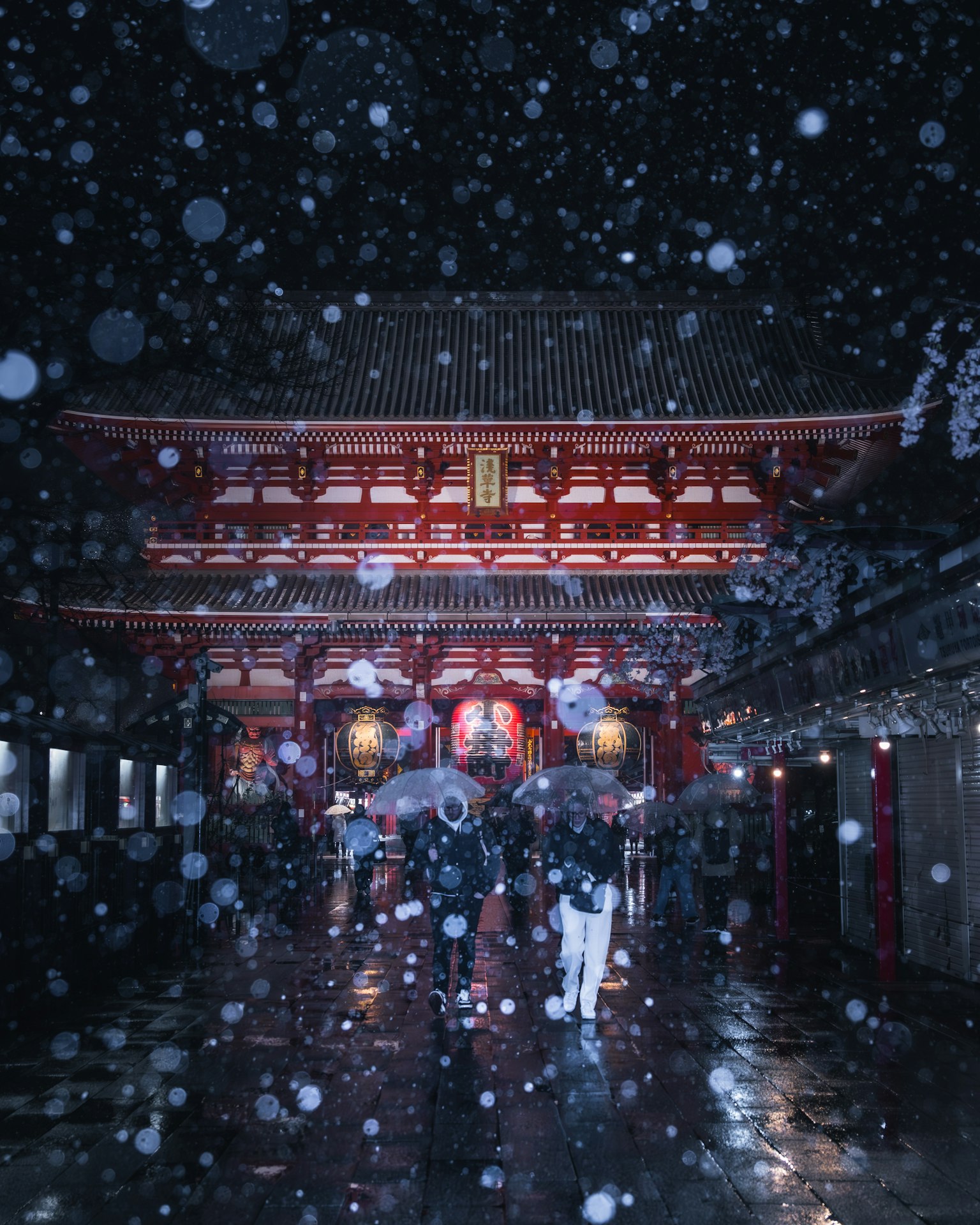 Người cầm ô đi bộ trong tuyết gần cổng chùa đỏ