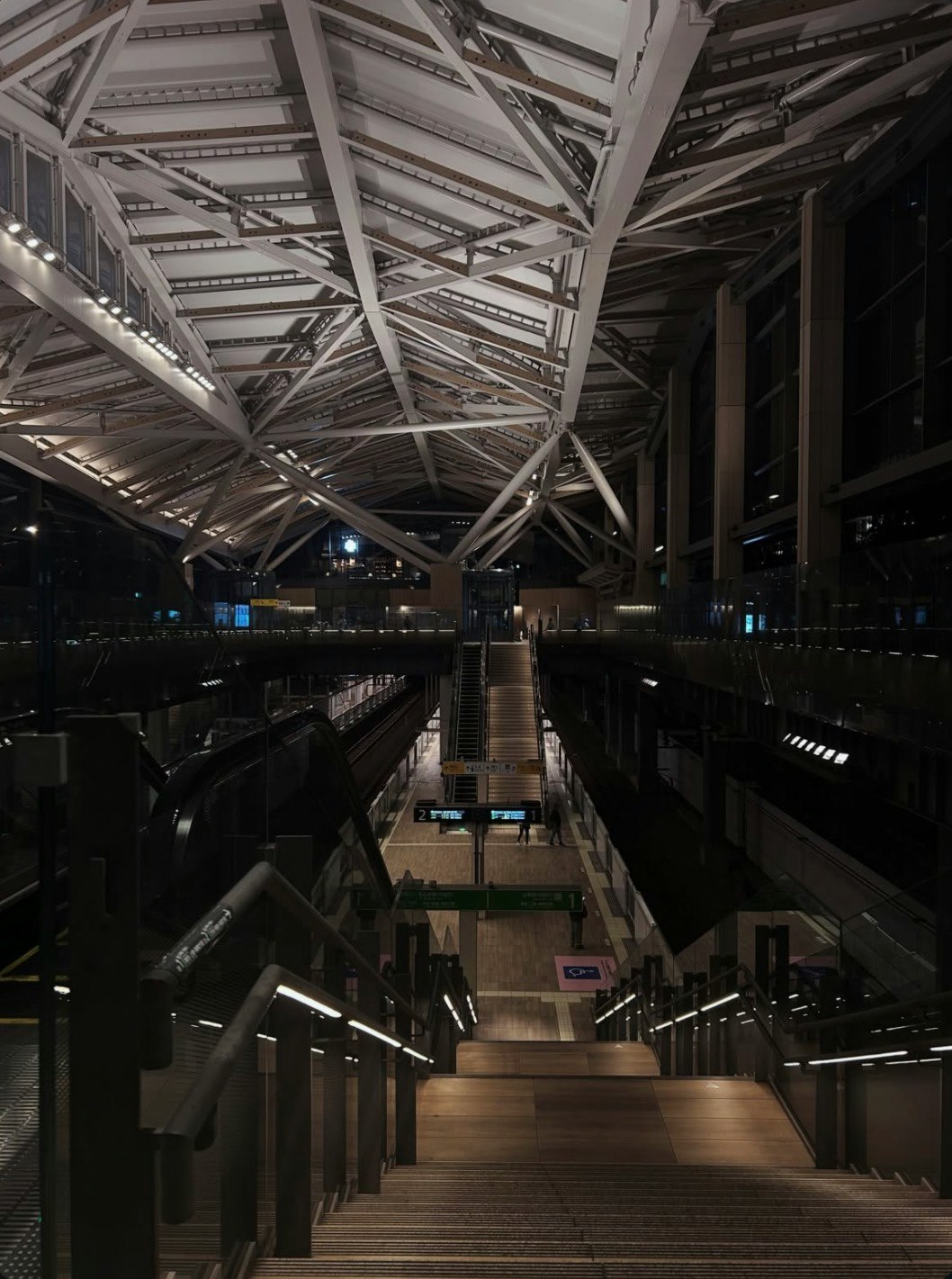 บันไดและทางเดินมีเสาในสถานีรถไฟยกระดับ