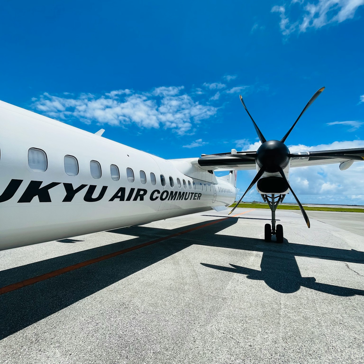 Aereo a elica di Ryukyu Air Commuter parcheggiato all'aeroporto di Okinawa