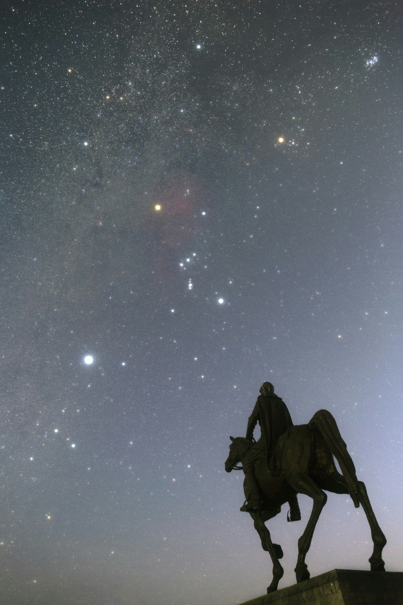 猎户座星空与骑马骑士雕像