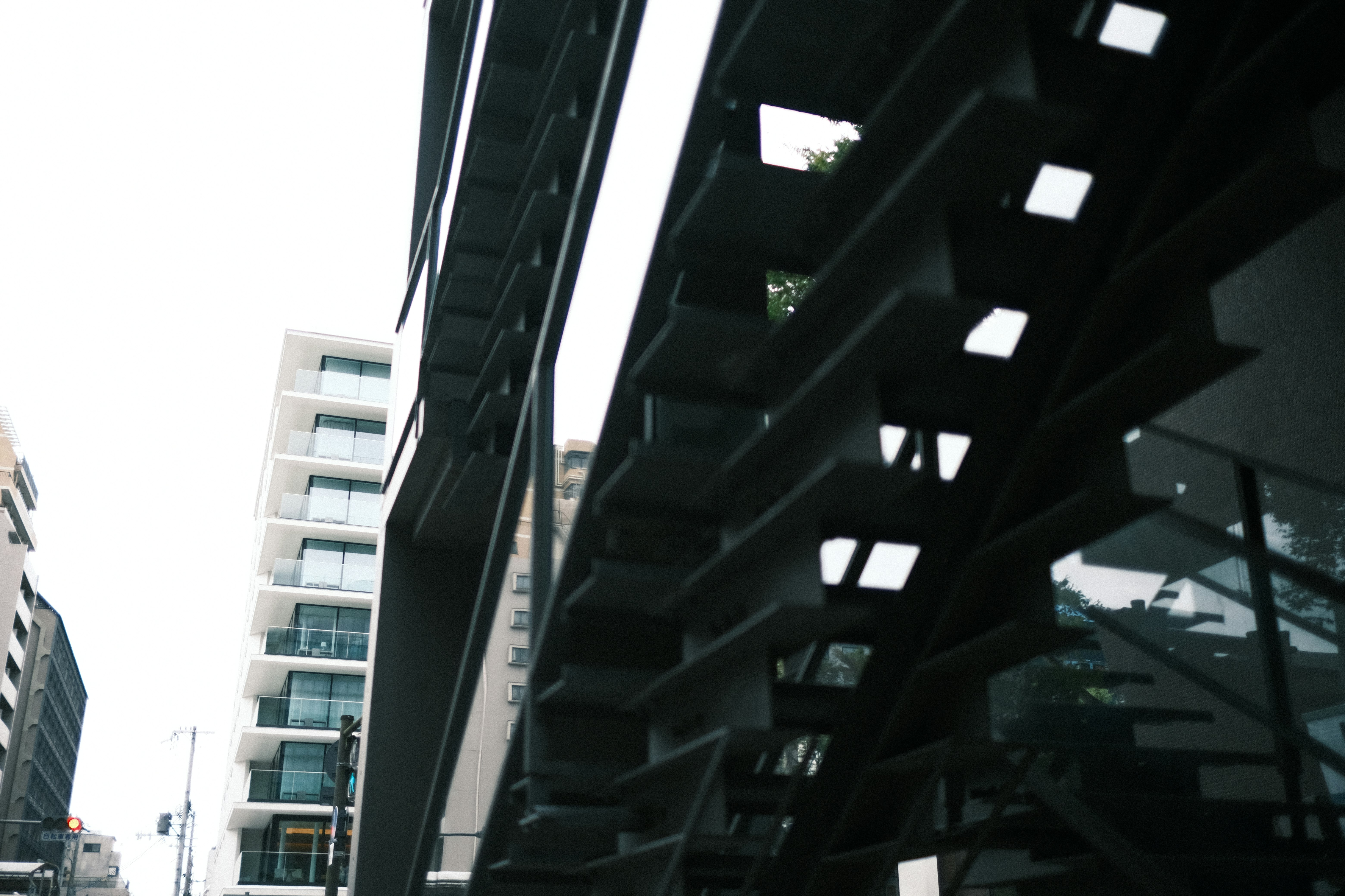 高樓建築與建築立面交錯的城市街景