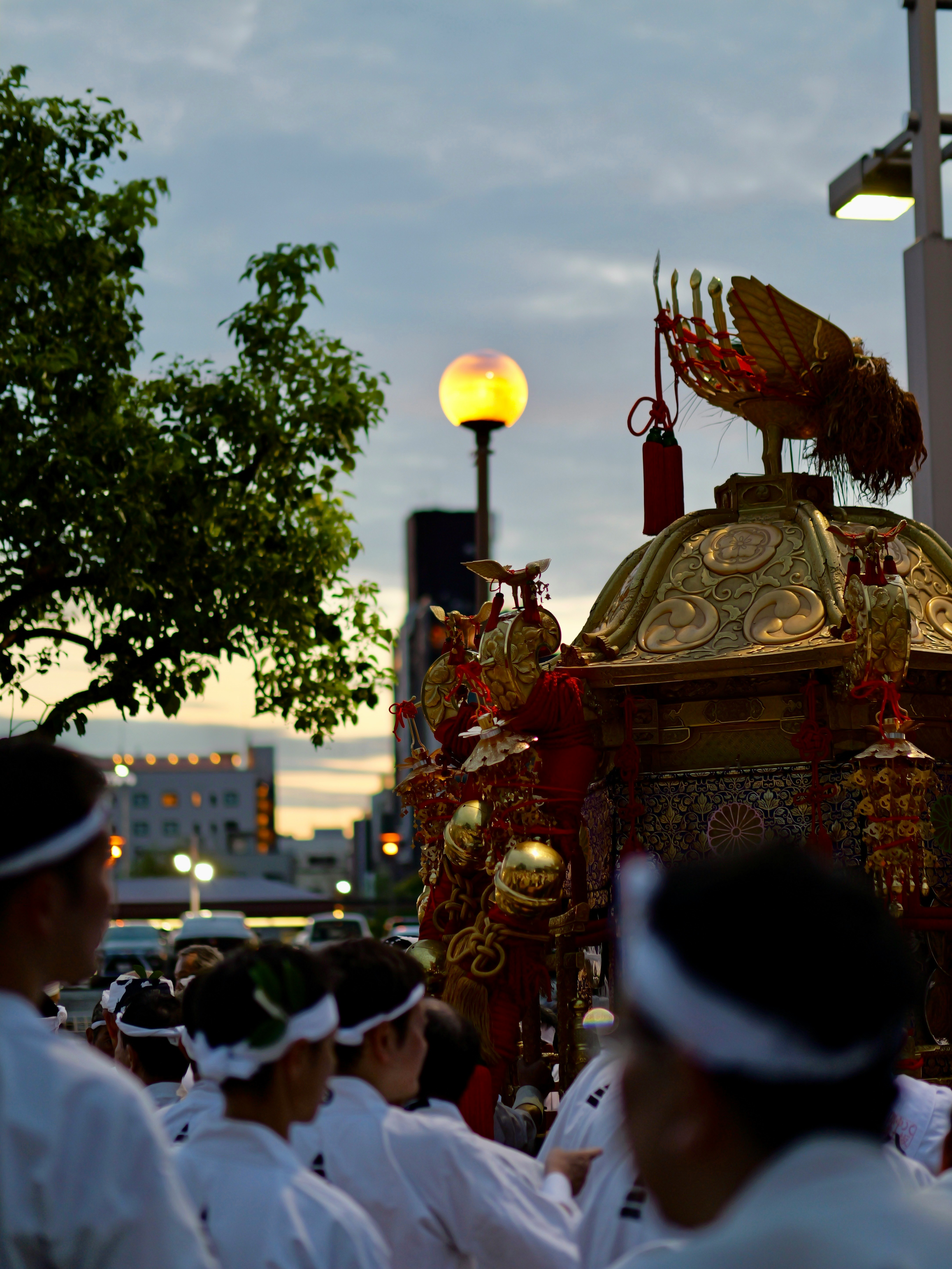 祇園祭の神幸祭の山鉾と提灯が並ぶ夕景の行列