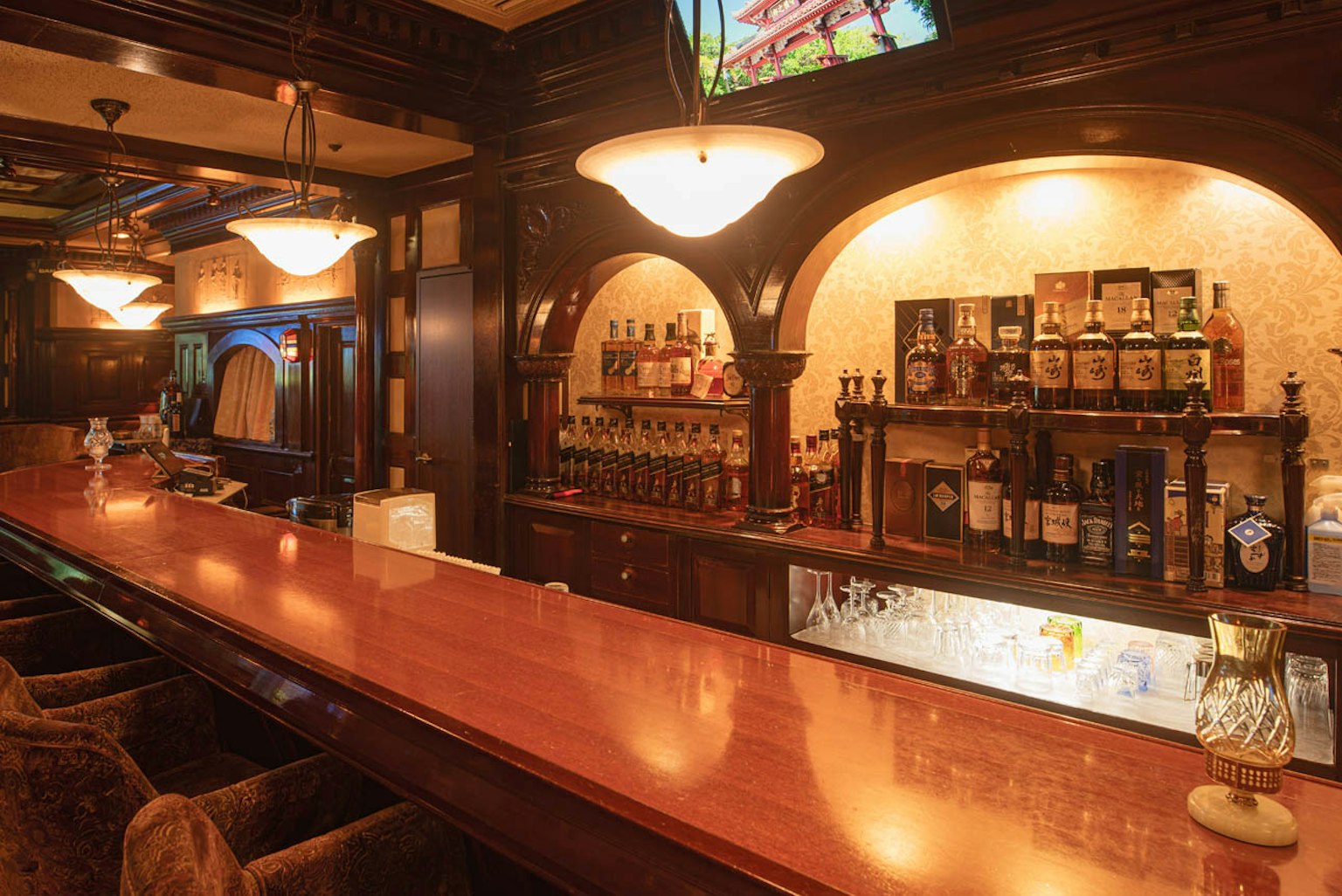 Interior de bar clásico con mostrador de madera y luces elegantes
