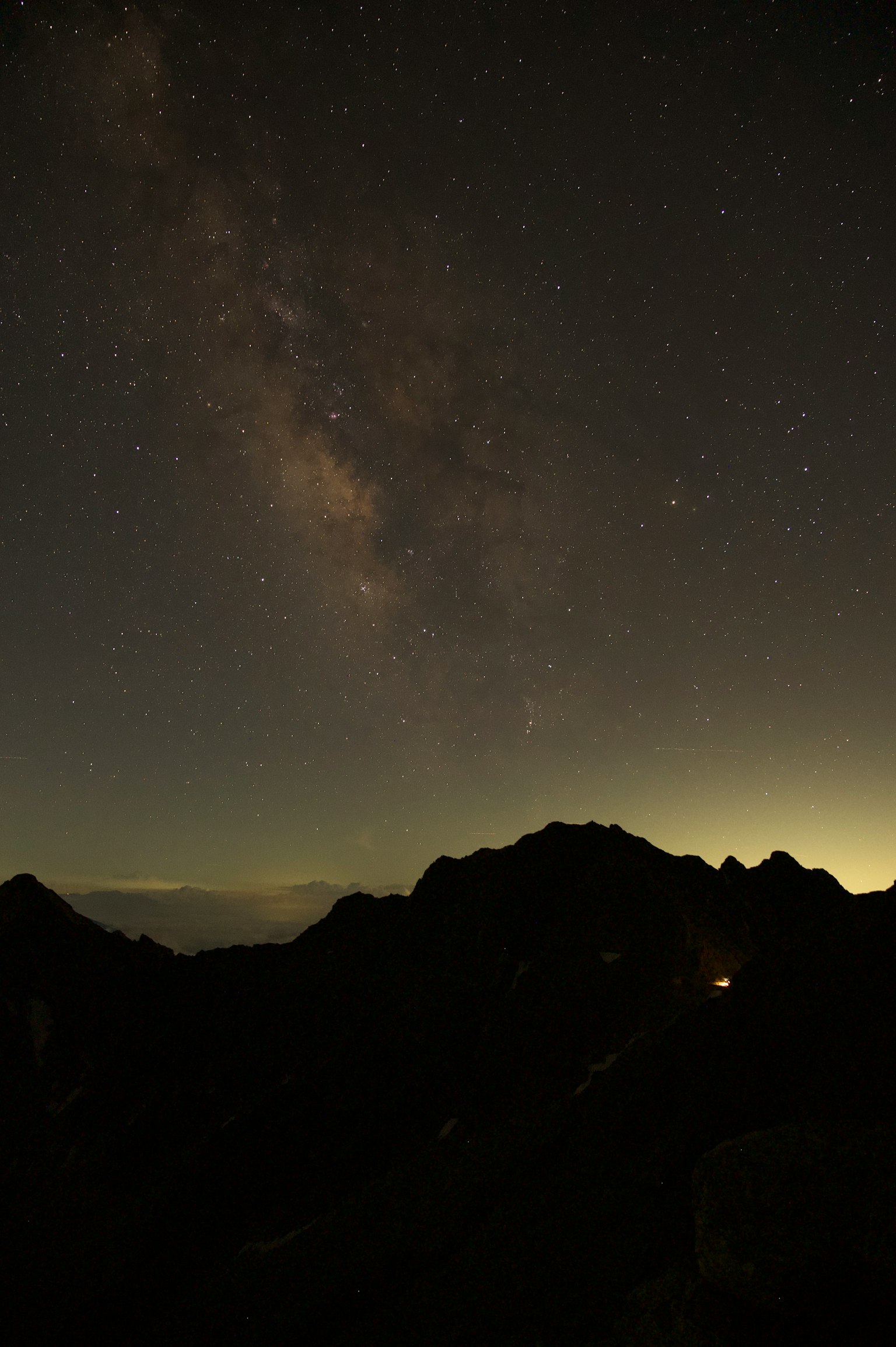 Vue magnifique des montagnes sous un ciel étoilé avec la Voie lactée