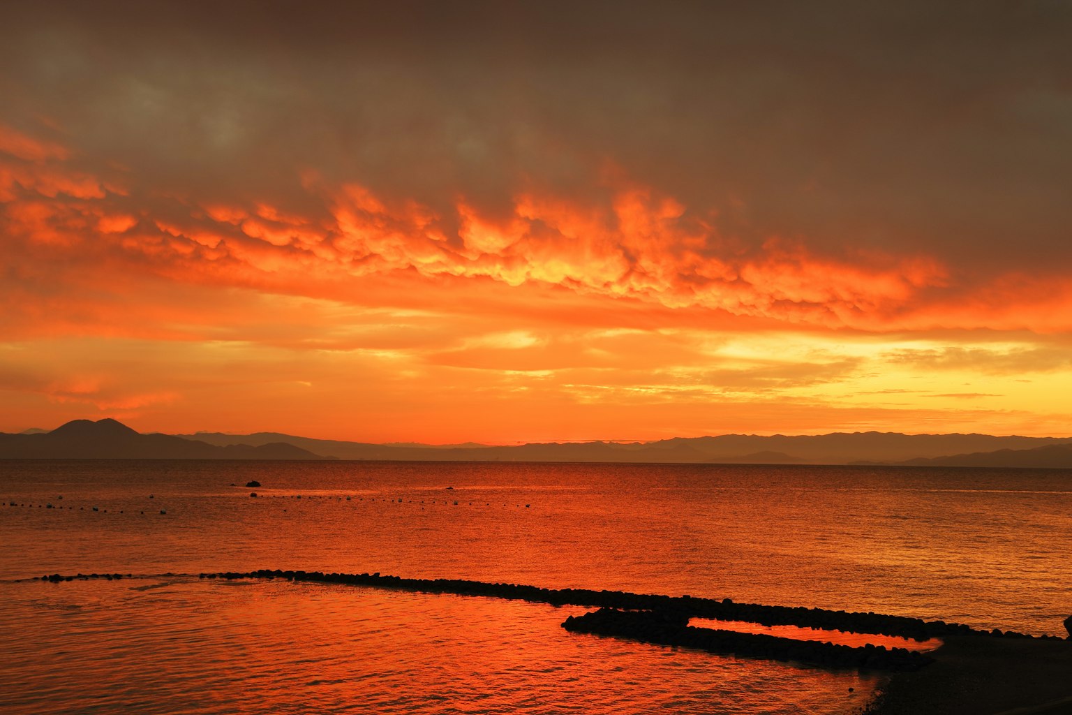 Stupendo tramonto che si riflette sulla superficie dell'acqua