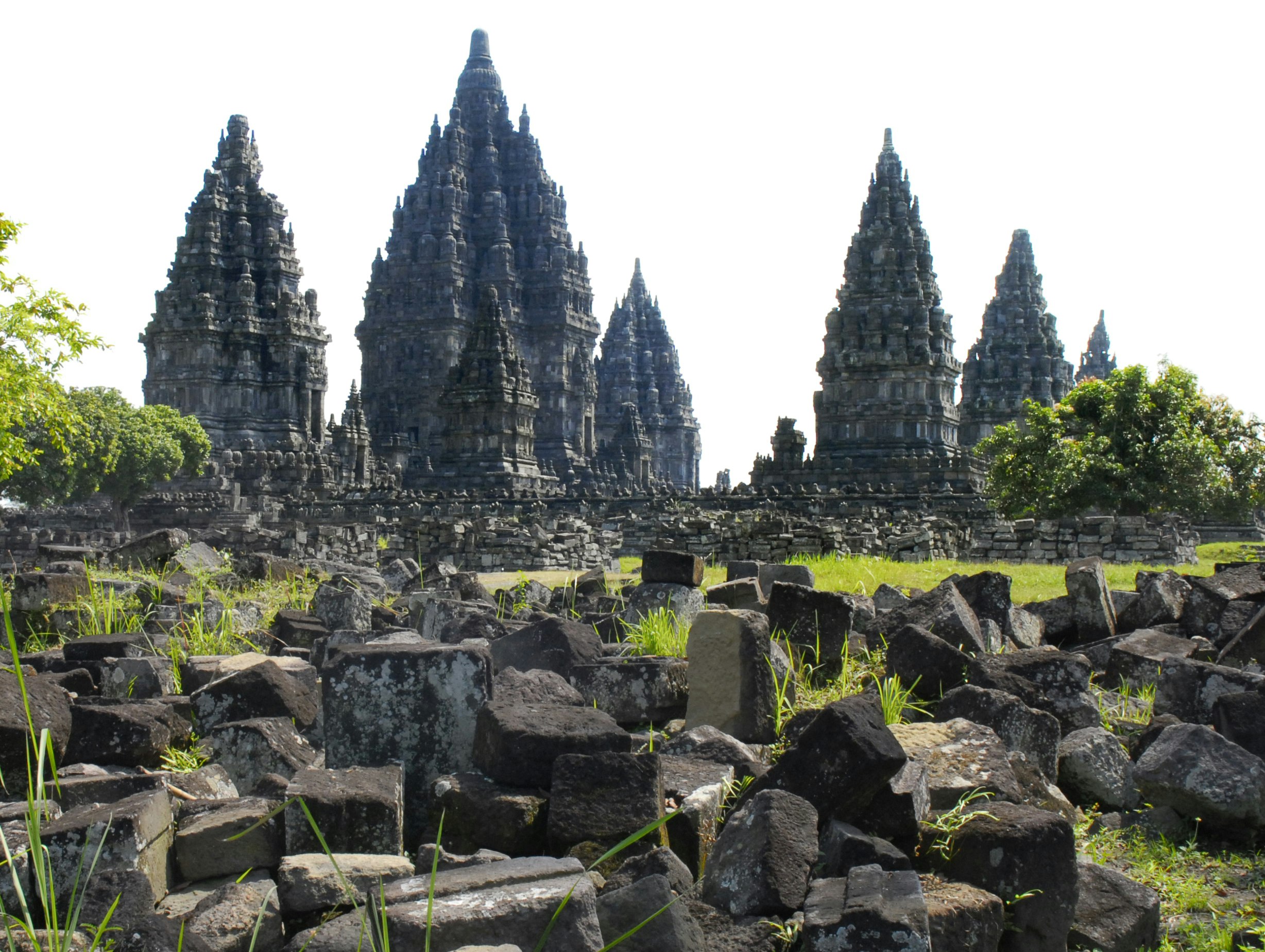 古代石質遺跡與寺廟尖塔俯瞰墓地