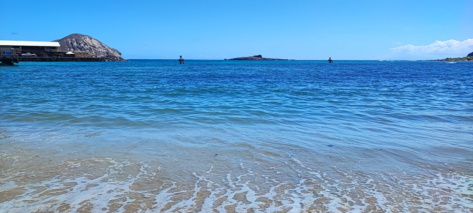 海灘的美麗景色，藍色水域和柔和的波浪