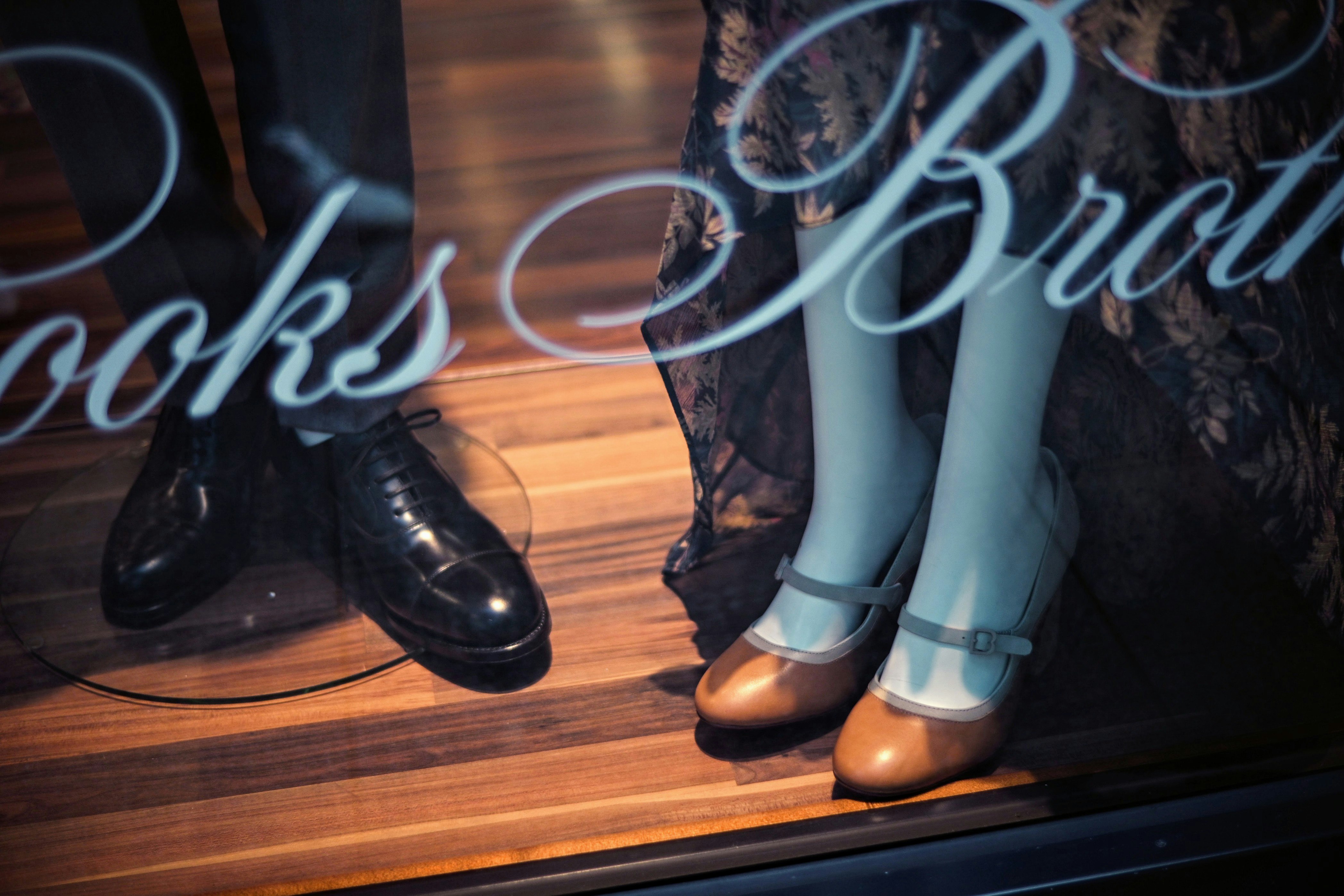 trưng bày giày và bốt trong cửa kính shop