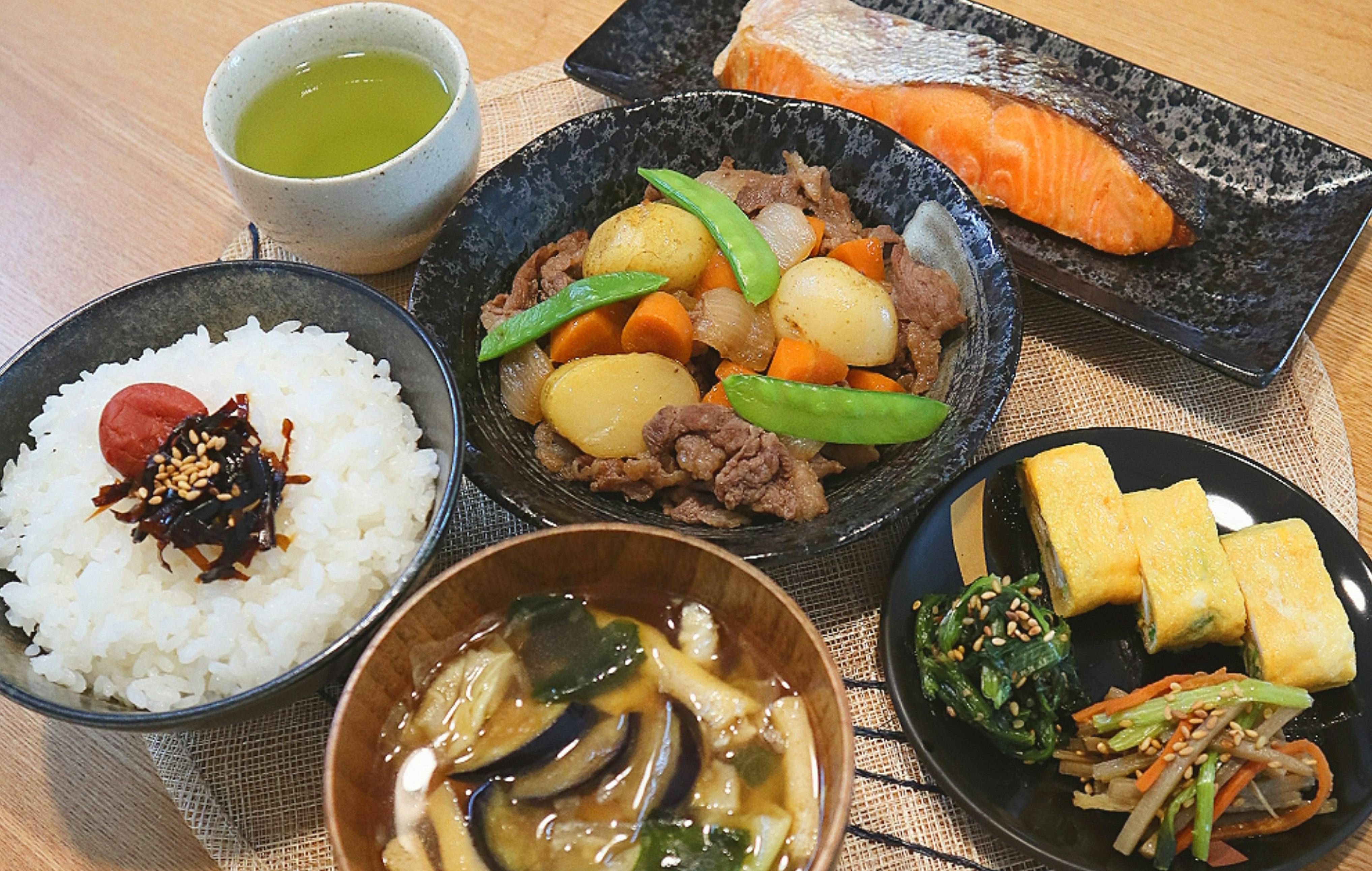 和食の定食風プレートに並ぶ手料理