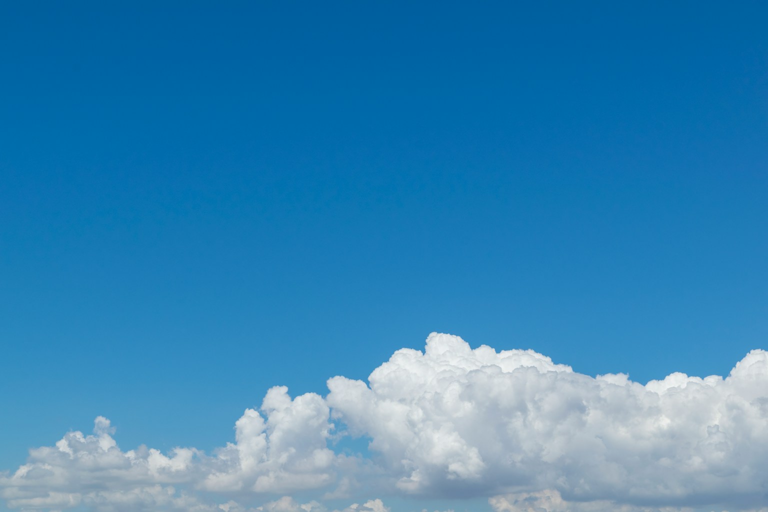 Cielo blu chiaro con nuvole bianche e soffici