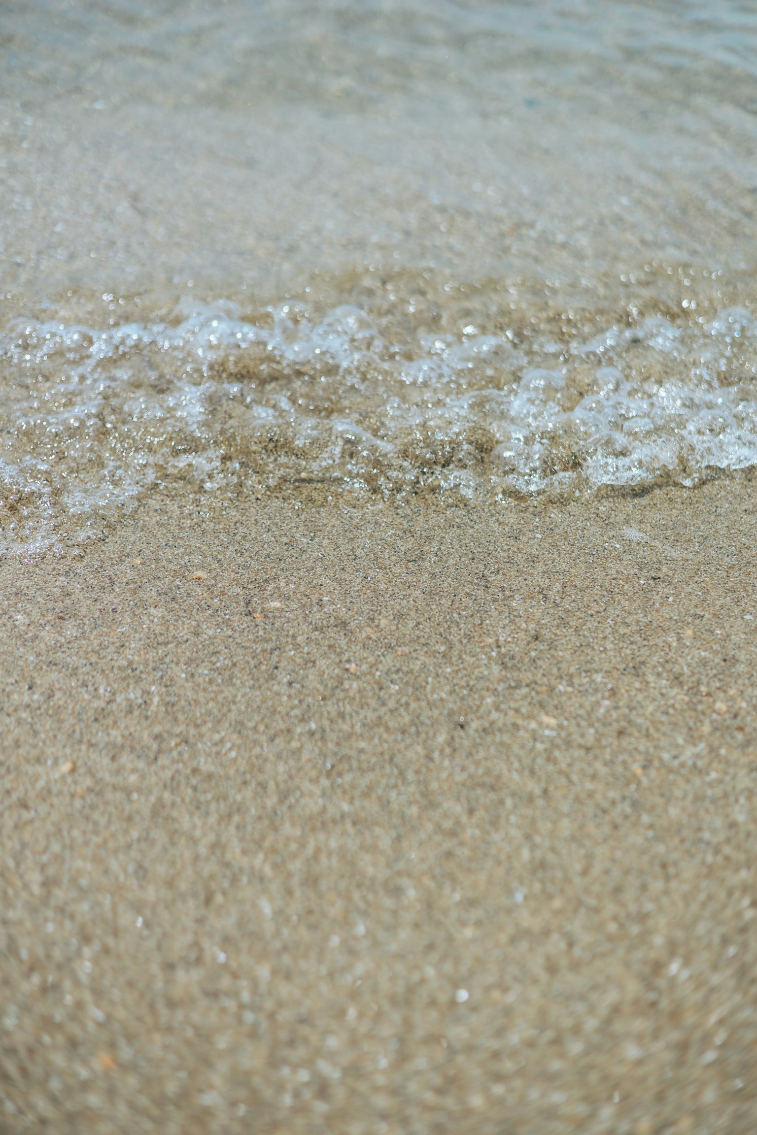 温和的海浪拍打着沙滩