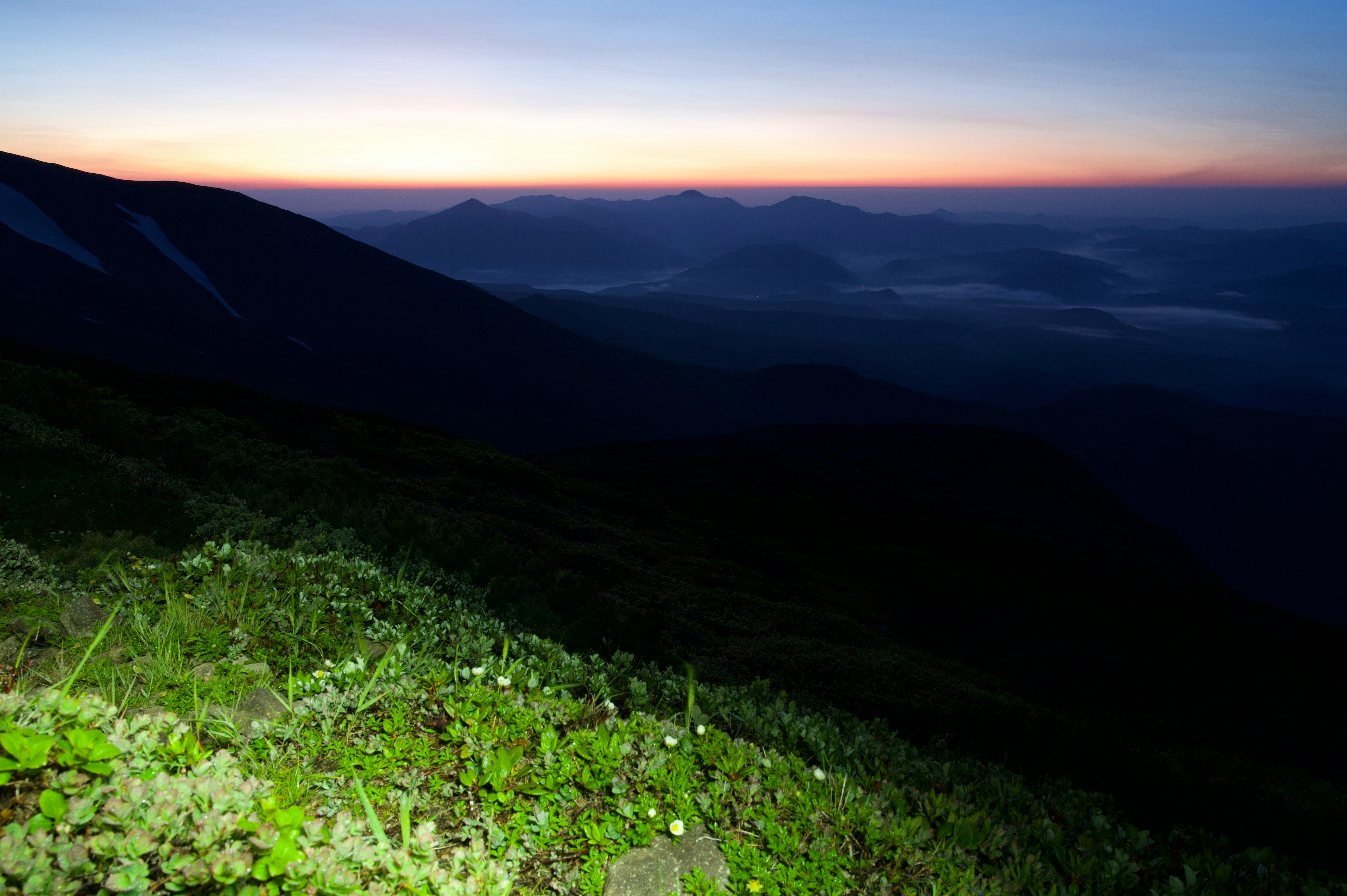 夕暮れの山稜と雲海を見下ろす絶景