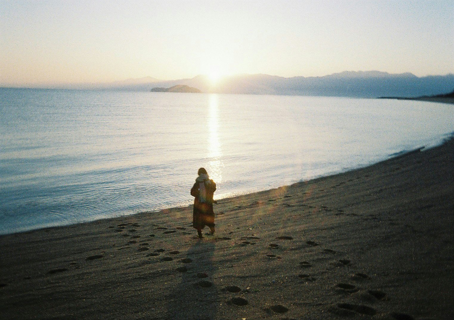 เงาคนเดินริมชายหาดยามเช้าหน้าหนาว