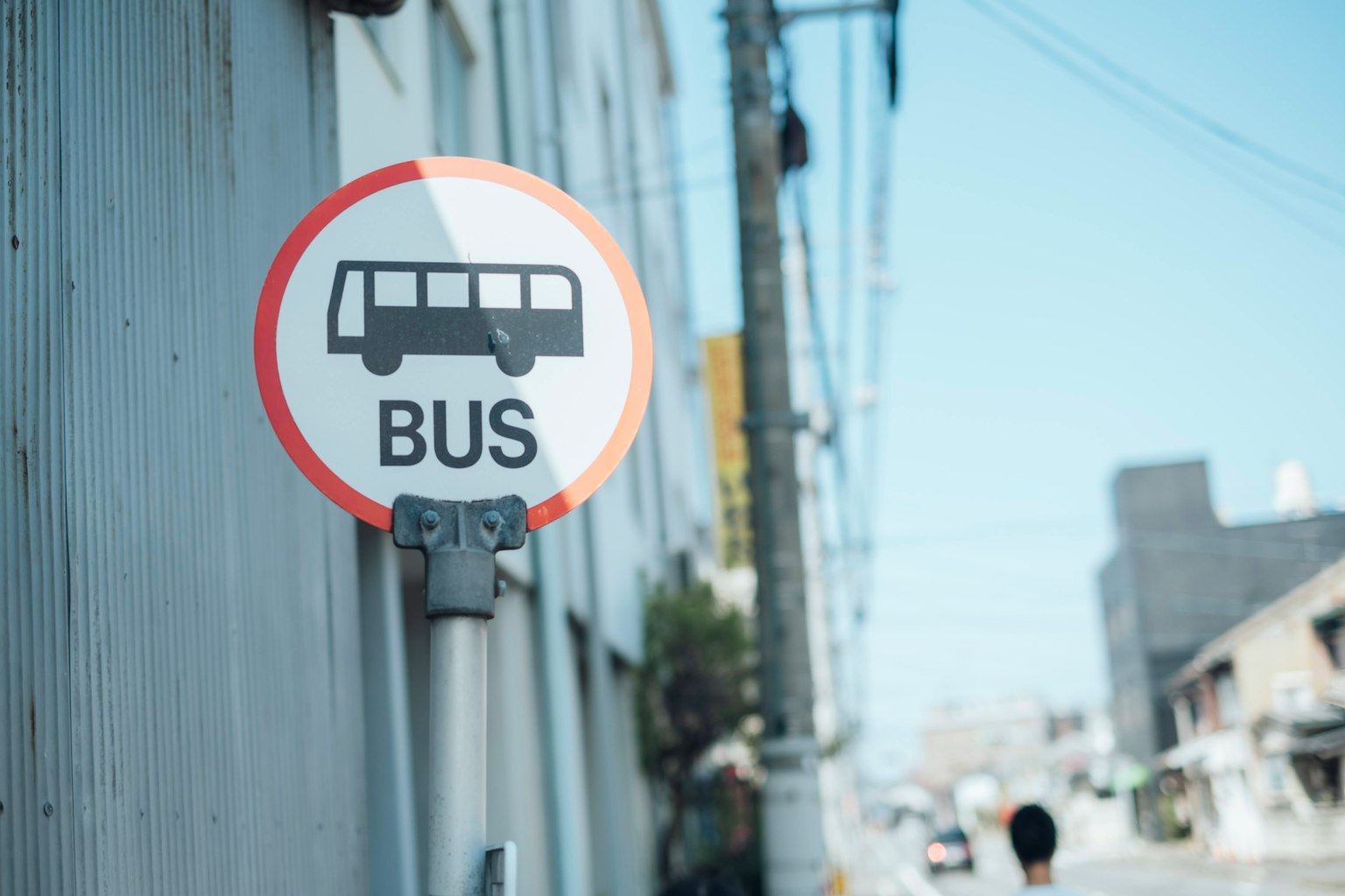 Un panneau d'arrêt de bus dans un environnement urbain