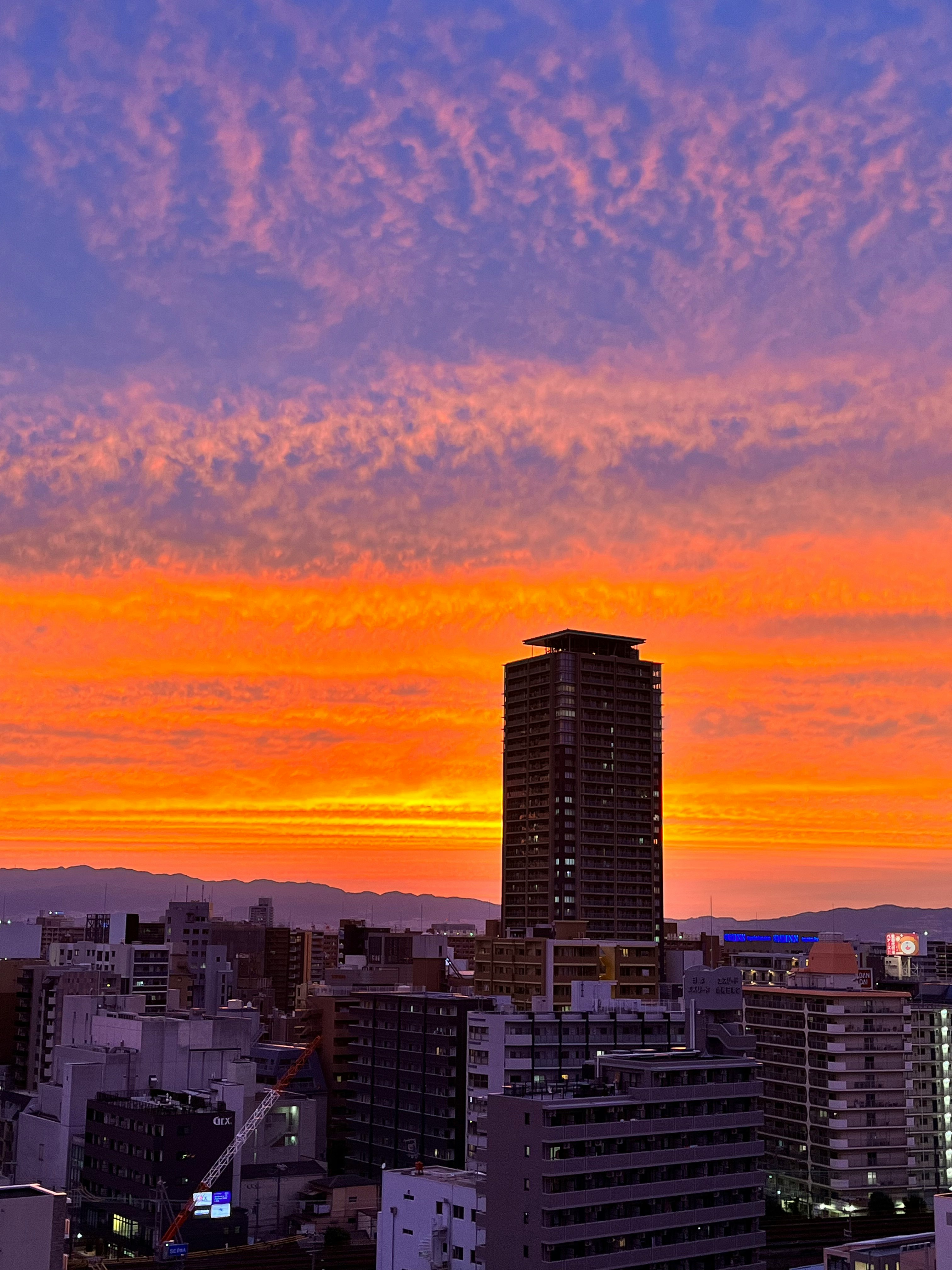 夕焼けに映える高層ビルと都市の景色