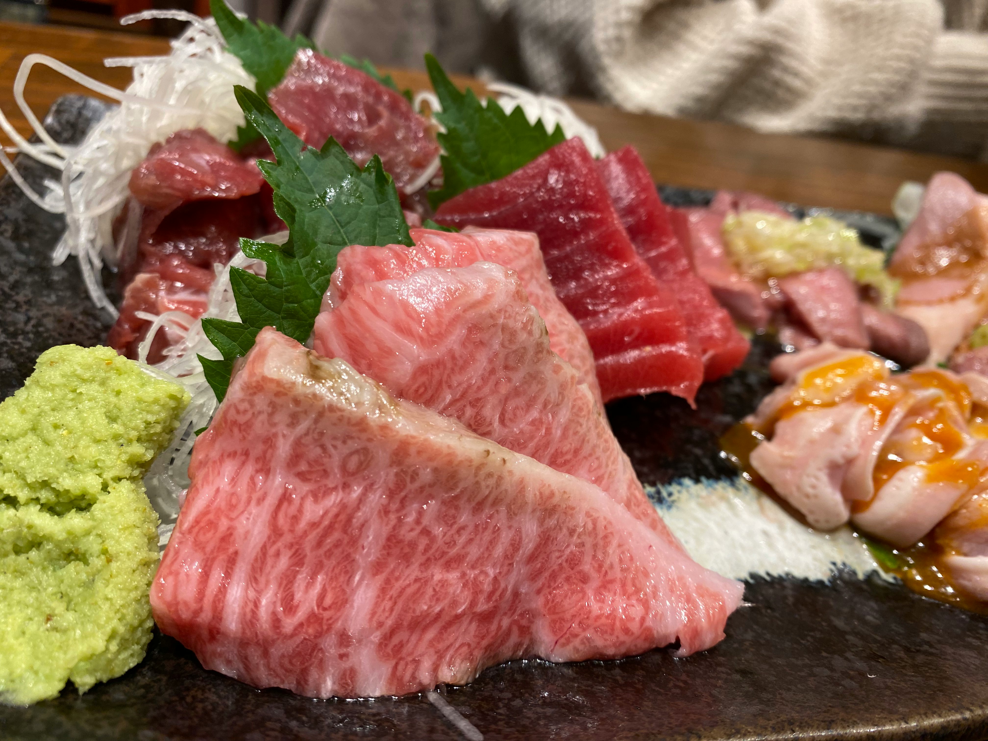 Wagyu sashimi dan aneka garnish di atas hot plate