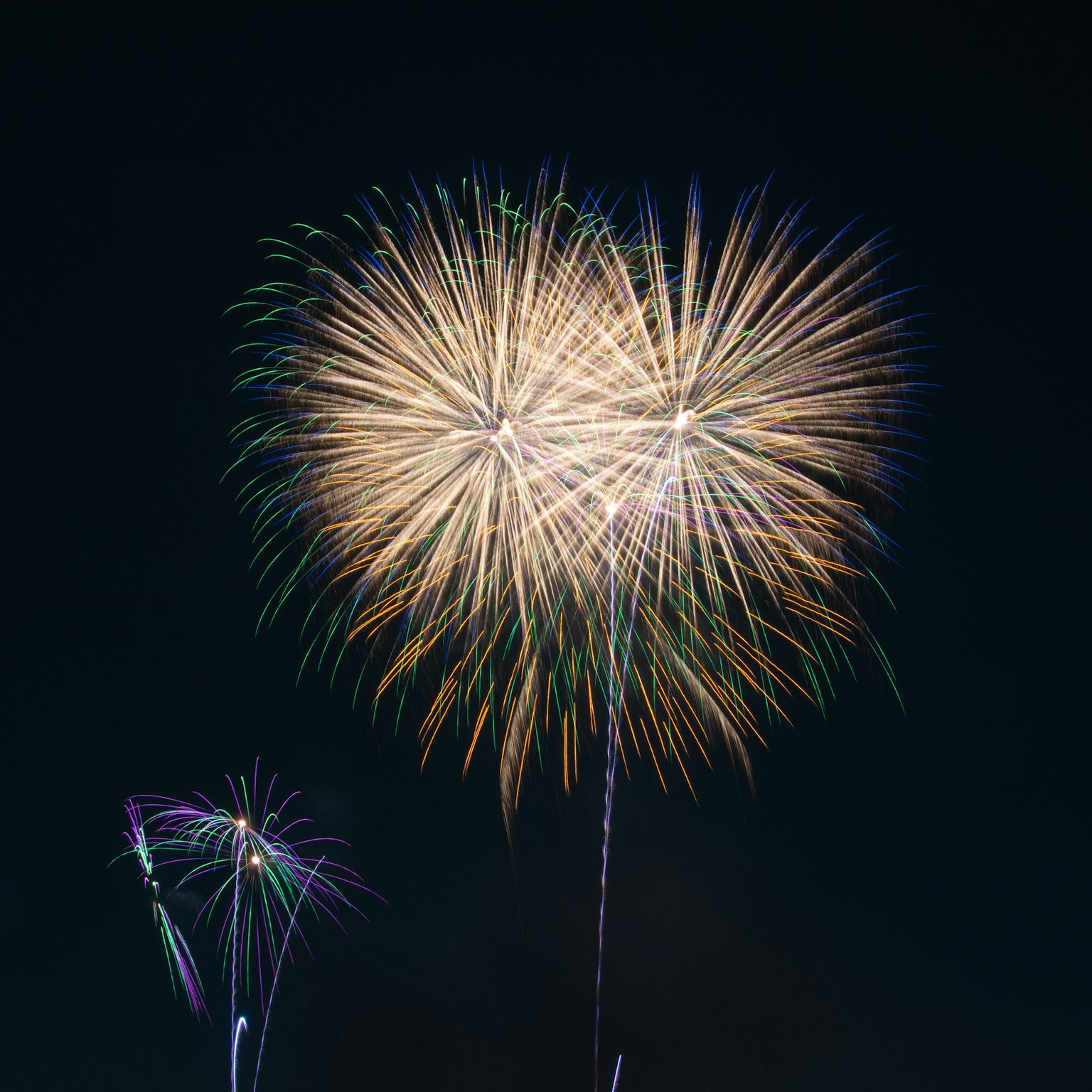 夜空中绽放的心形烟花
